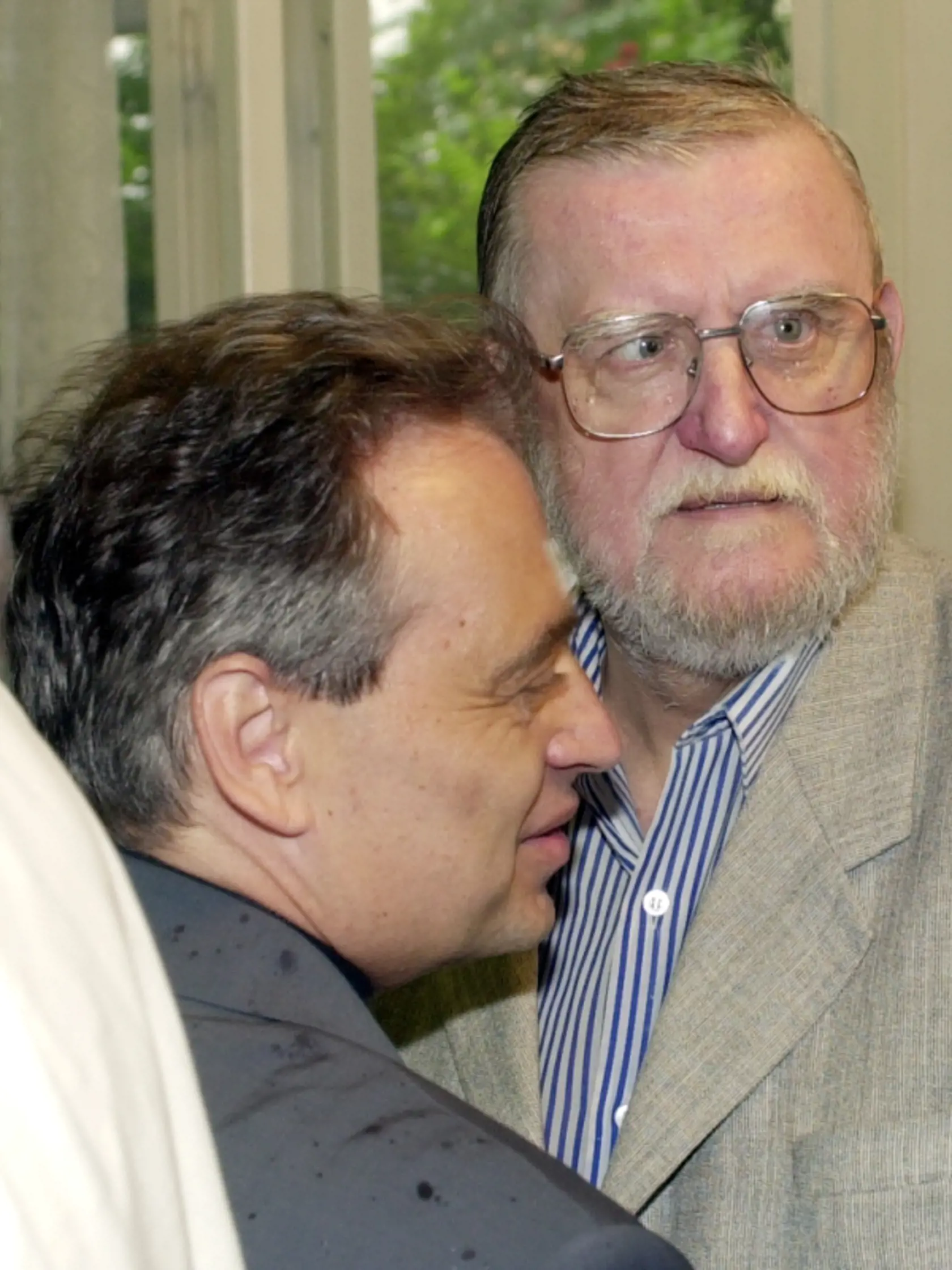 Tlaèová beseda o rozsudku Európskeho súdu pre ¾udské práva v Štrasburgu v spore medzi ¼ubomírom Feldekom a Slovenskou republikou sa konala 17. júla 2001 v Bratislave.  Spor je verejne známy ako Slobodník versus Feldek. Na sn. ¼.Feldek /vpravo/ a jeho právny zástupca pred súdom Ernest Valko. Foto: TASR- Vladimír Benko