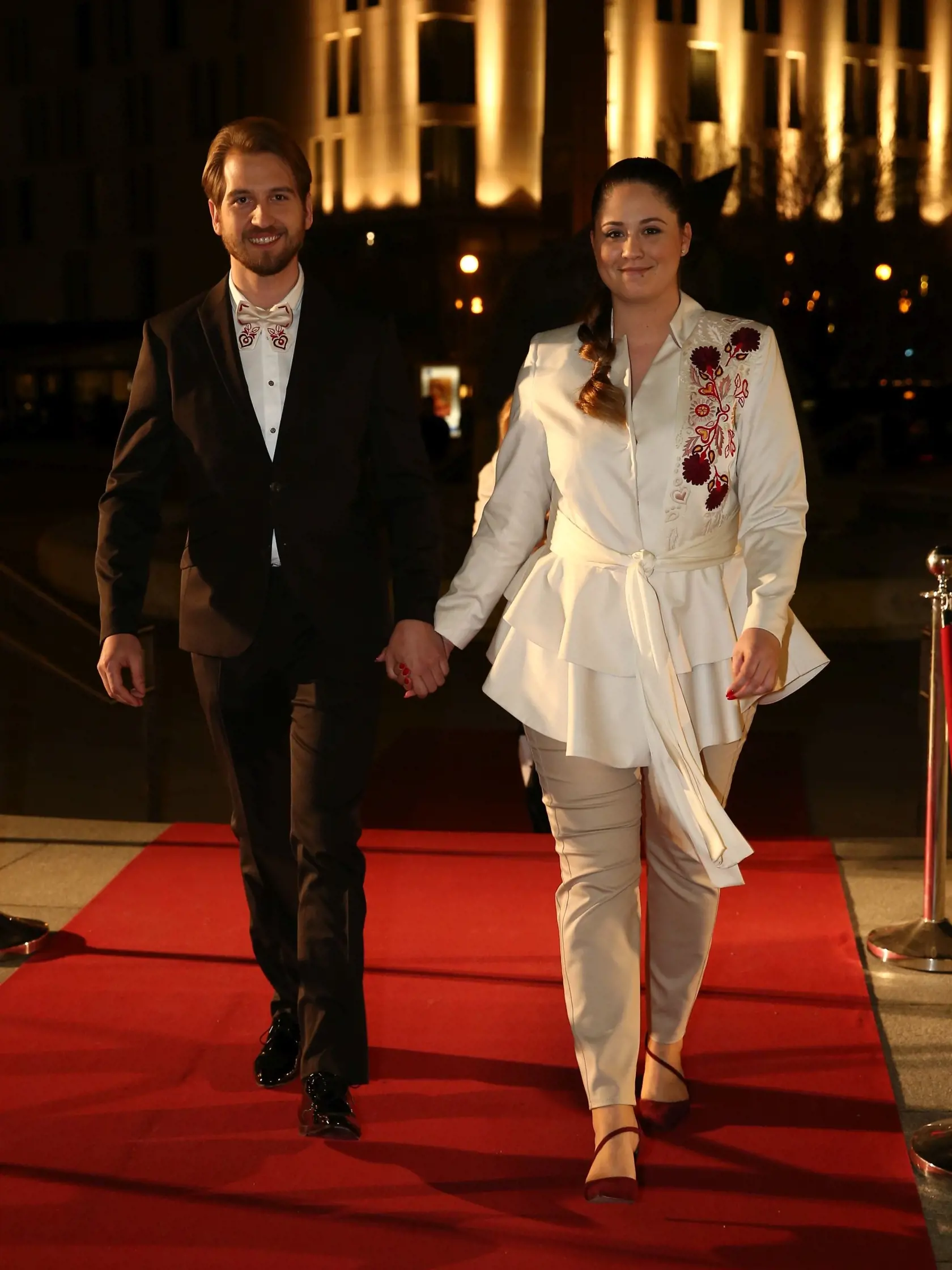 Na snimke Samuel Tomecek s partnerkou prichadza na slavnostny galavecer OTO 2017.