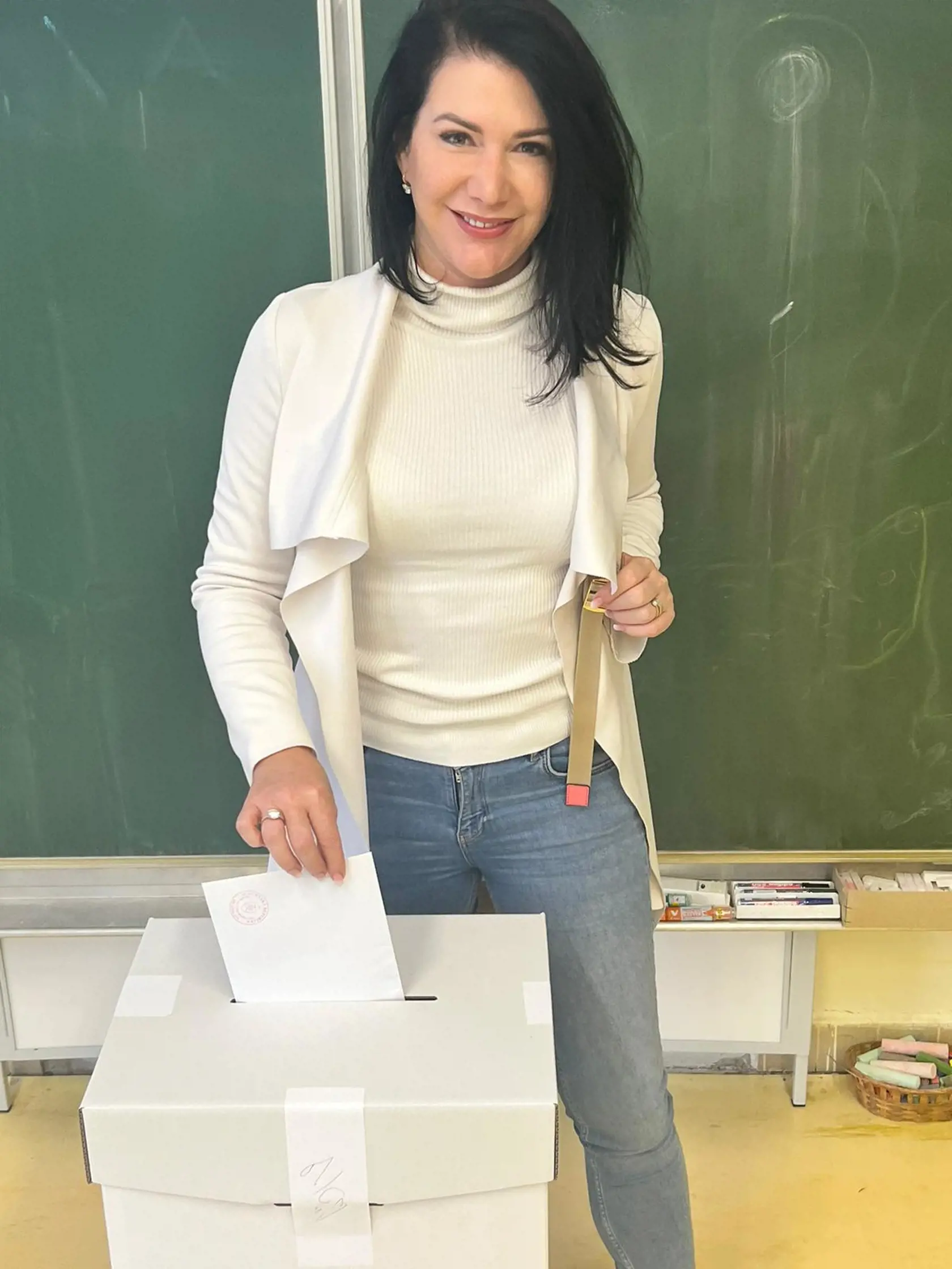 Voľby 2023: Janka Bittó Cigániková hádže volebný lístok do urny.
