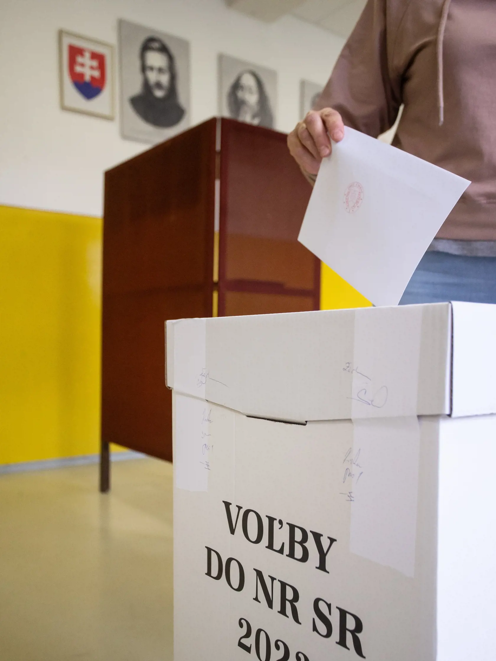 Na Slovensku sa v sobotu o 7.00 h začali v poradí štvrté predčasné a celkovo deviate parlamentné voľby v ére samostatnej SR. Na snímke volička vhadzuje obálku s hlasovacím lístkom do volebnej schránky v priestoroch základnej školy v pohraničnej obci Čierne, okres Čadca v sobotu 30. septembra 2023. FOTO TASR - Daniel Stehlík