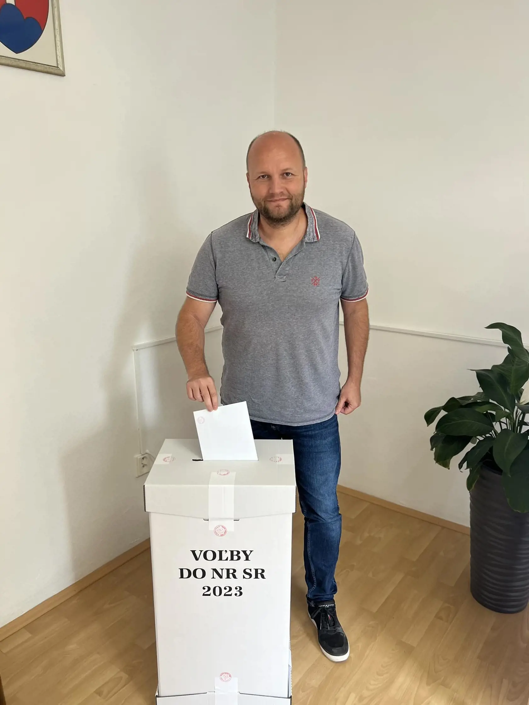 Exminister obrany Jaroslav Naď odvolil. 