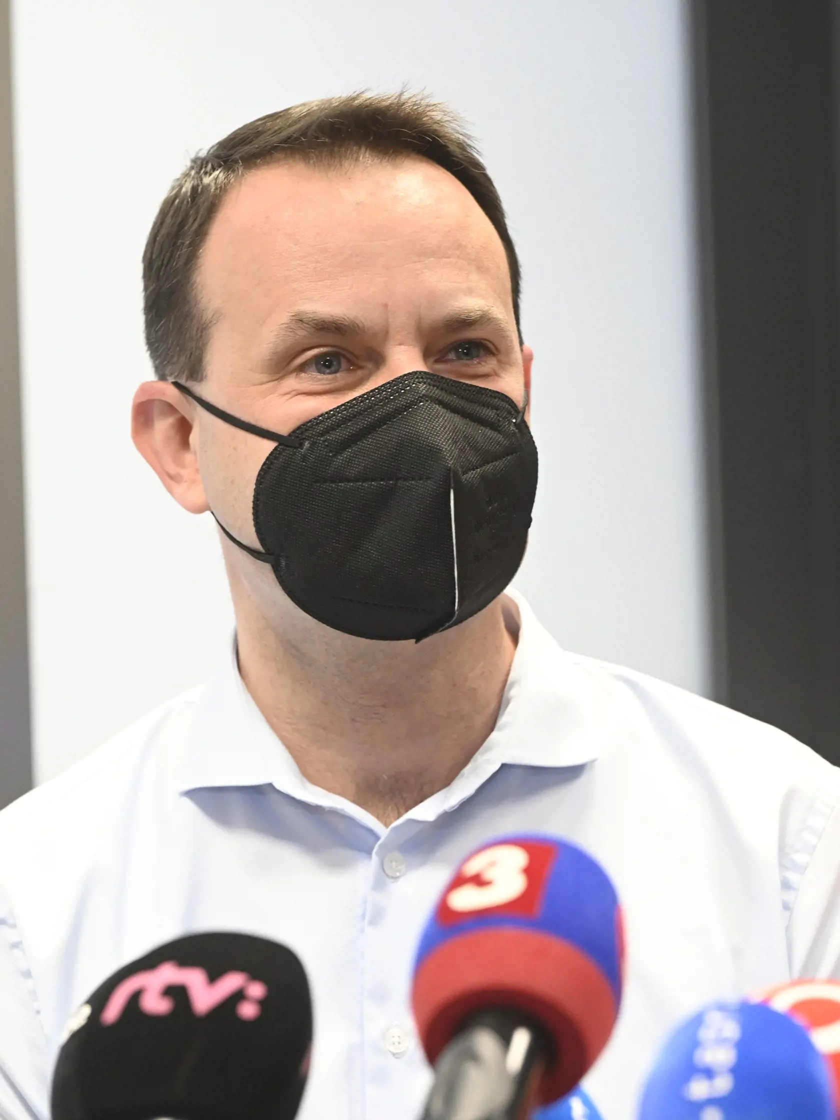 Na snímke predseda Asociácia dopravnej zdravotnej služby (ADZS) Michal Bahelka počas brífingu s novinármi 21. decembra 2021 v Trenčíne. ADZS považuje nezaradenie vodičov dopravnej zdravotnej služby (DZS) a záchrannej zdravotnej služby (ZZS) do skupiny oprávnených poberateľov odmeny pre zdravotníckych pracovníkov vo výške 350 eur za diskriminačné. FOTO TASR - Radovan Stoklasa