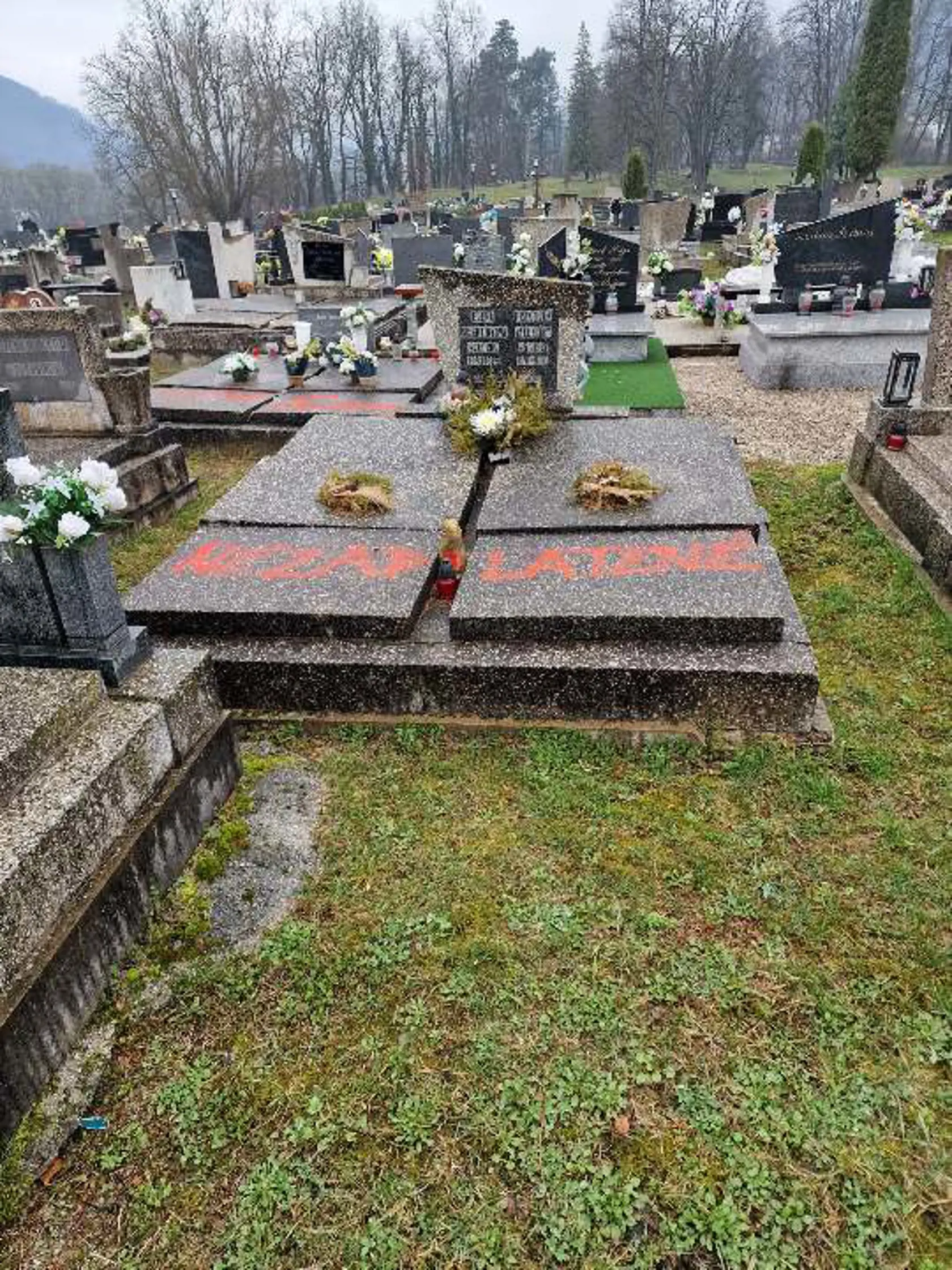 Vedúca cintorína zvolila výrazné farby.