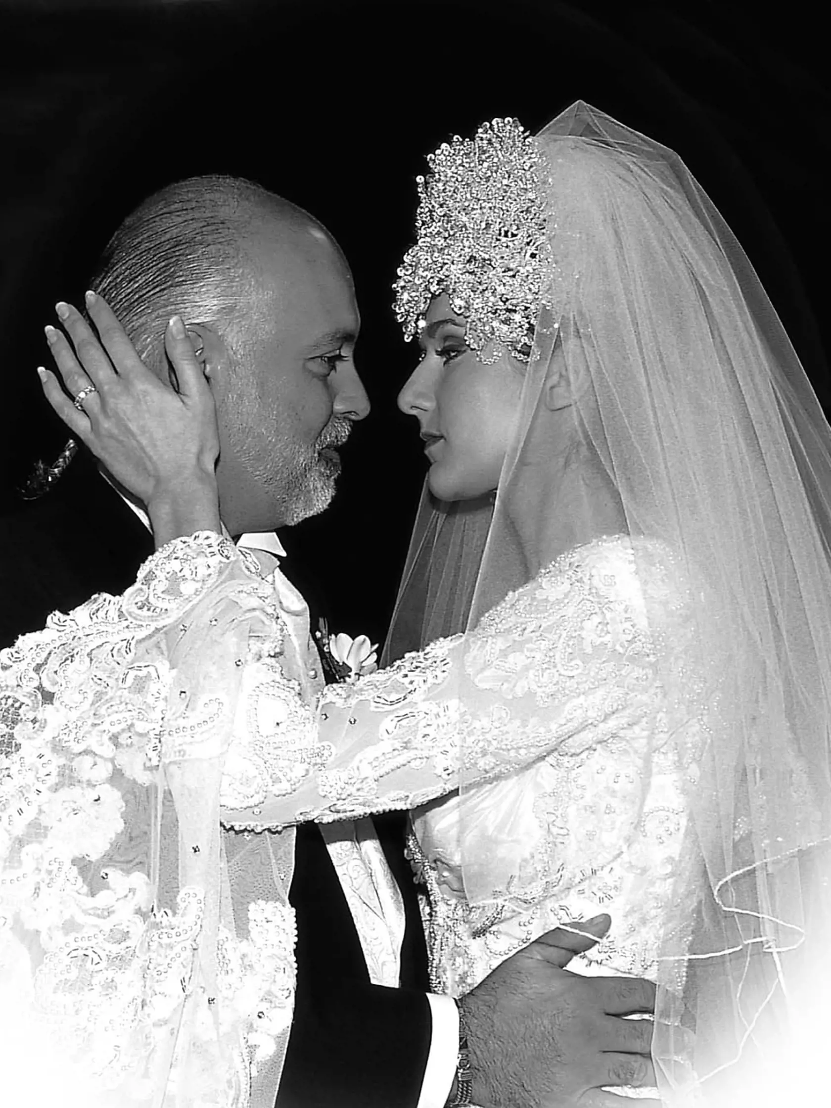 V decembri by Céline Dion oslávila 30. výročie svadby so svojou životnou láskou, hudobným producentom Reném Angelilom. Ten v roku 2016, dva dni pred 74. narodeninami, podľahol rakovine. „Stále napĺňaš naše srdcia, každý deň. Si pre nás všetkým. Veľmi nám chýbaš,“ napísala Céline k ich fotke zo svadby a podpísala aj ich troch spoločných synov.