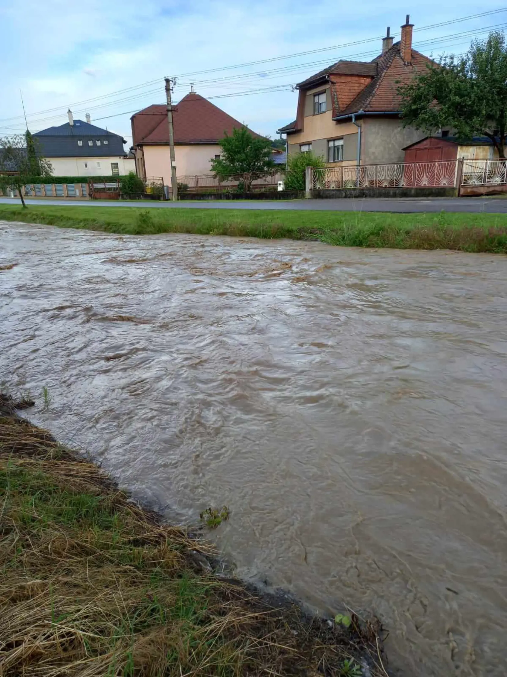 Silné búrky spôsobili záplavy v obci Svinná v Trenčianskom okrese.