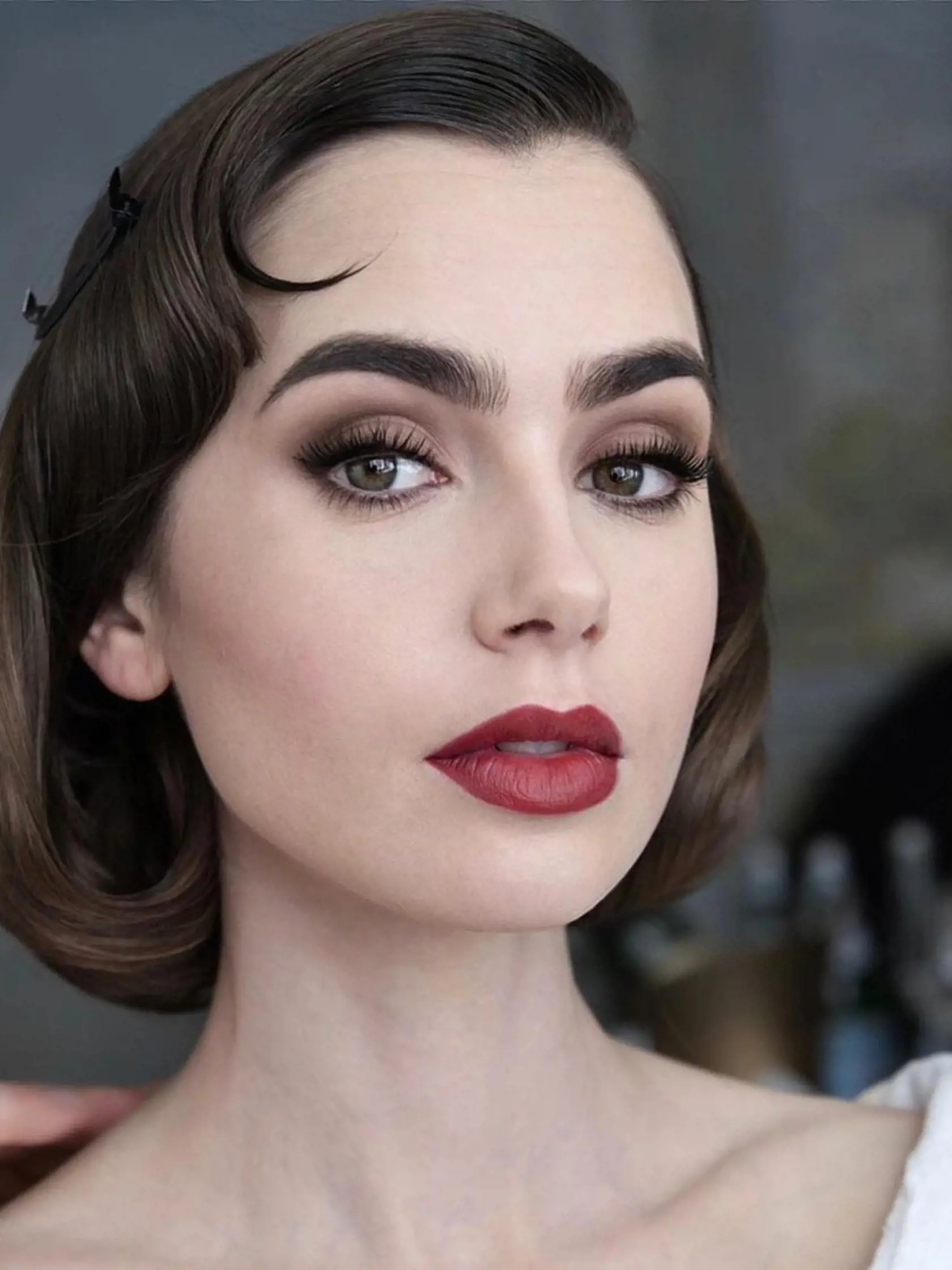 Fotky Lily Collins pre rôzne kampane a s tvorcami seriálu Emily v Paríži