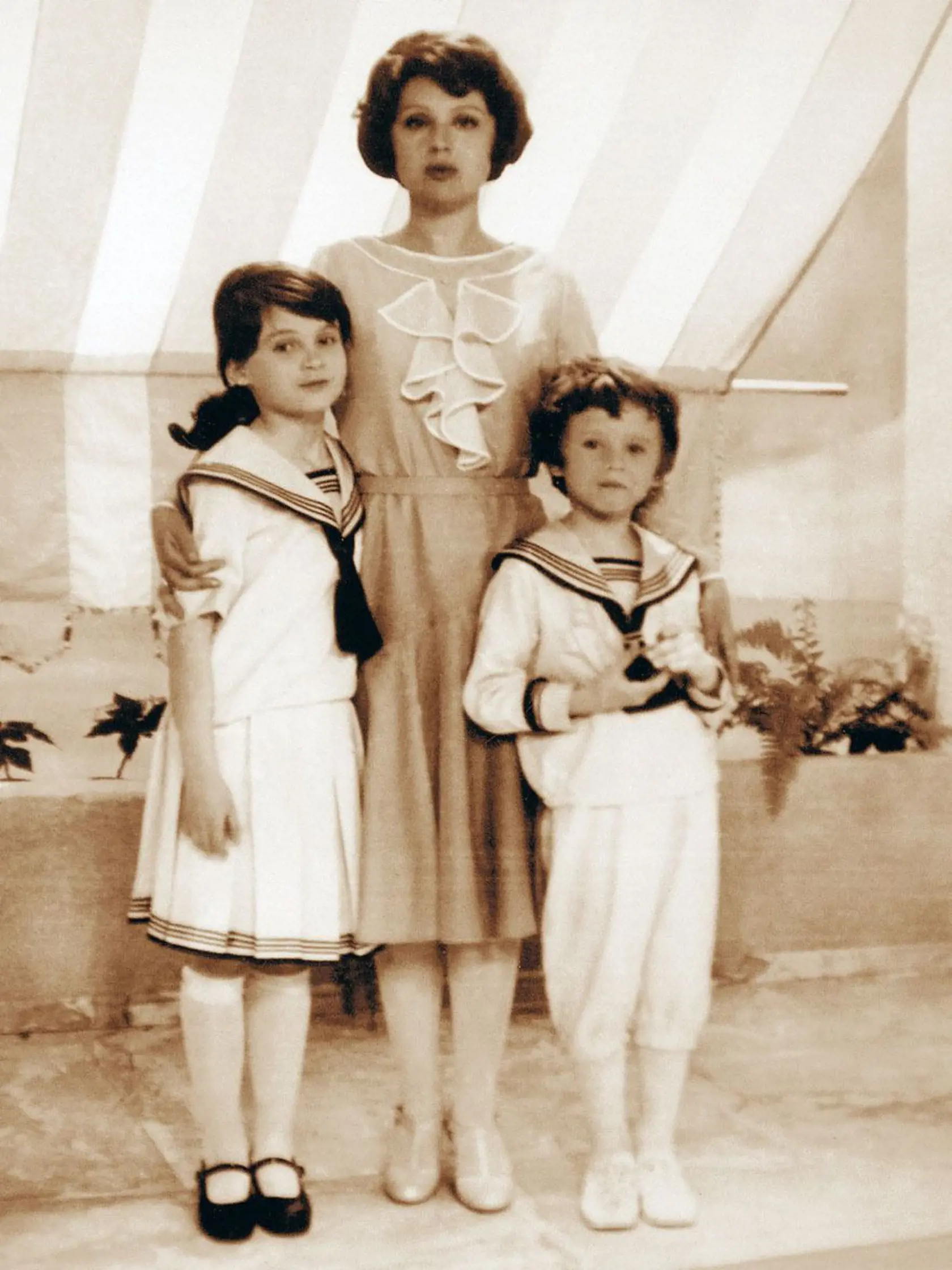 V rodinnom archíve sa ukrýva aj takáto štylizovaná fotografia s nevlastnou dcérou Evou a so synom Tomášom.