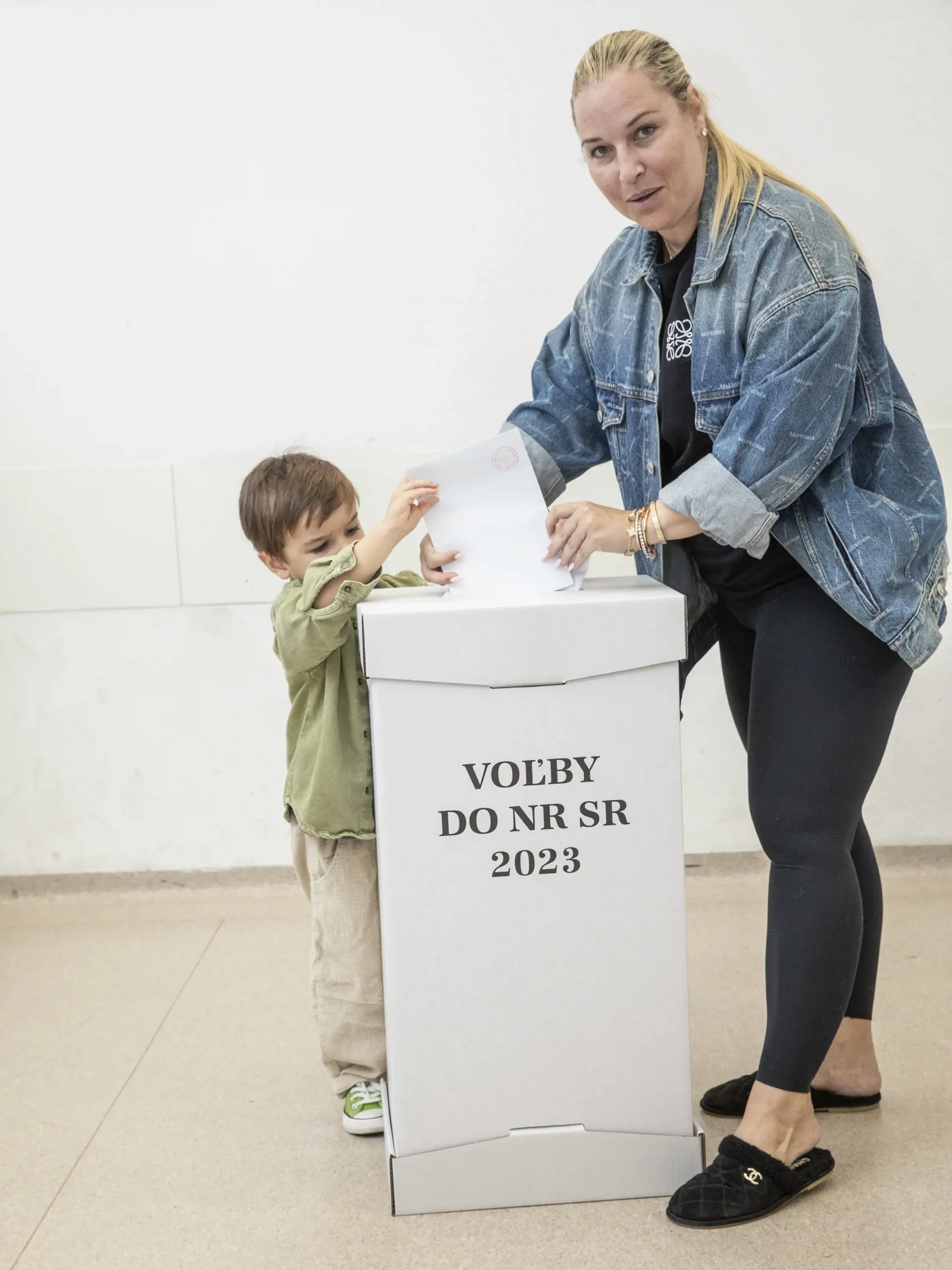 Na snímke je Dominika Navara Cibulková, bývalá slovenská profesionálna tenistka s rodinou počas parlamentných volieb 2023.
