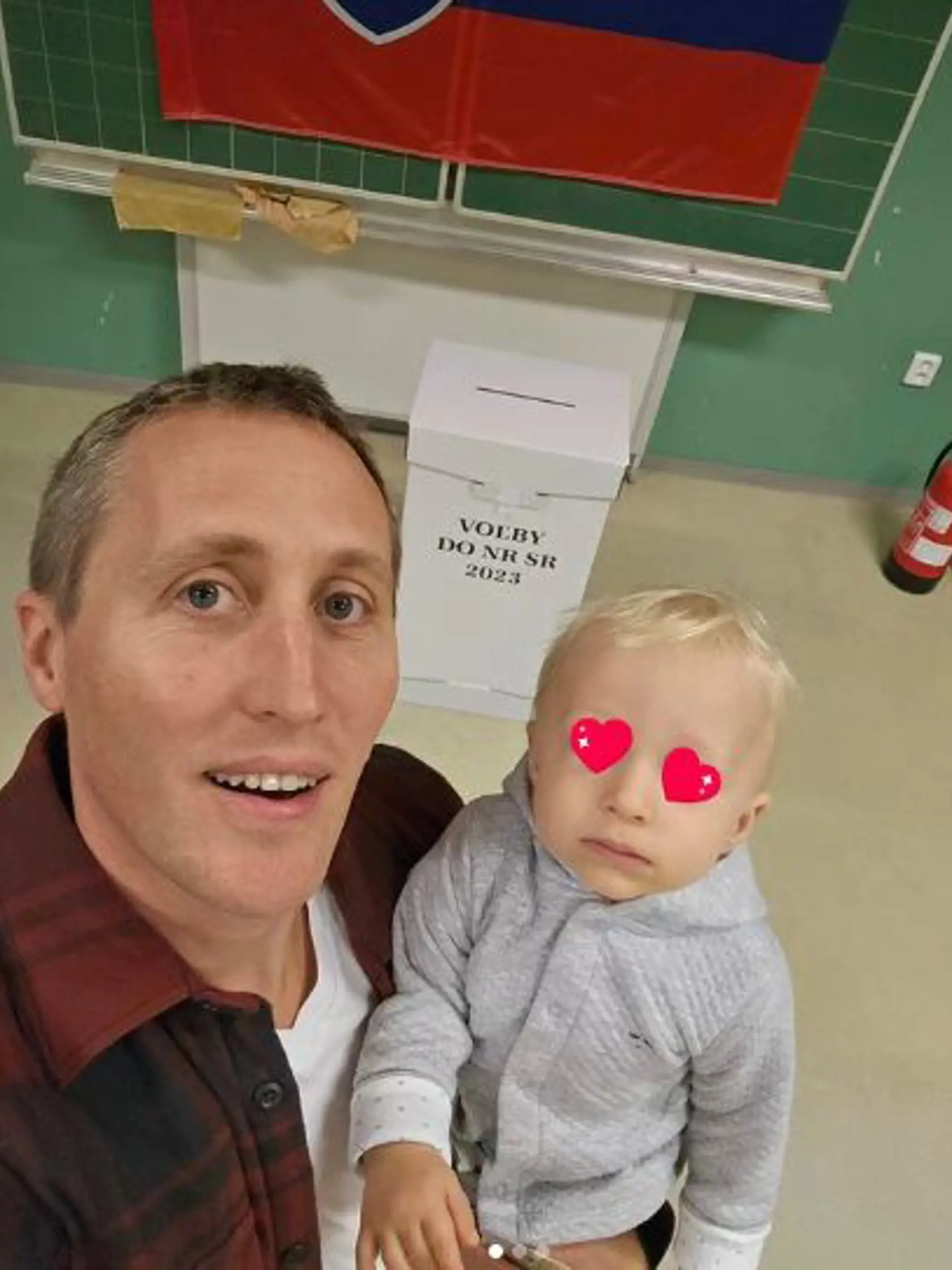 Celebrity a voľby 2023: Na snímke moderátor Matej Sajfa Cifra so synom Šimonom.