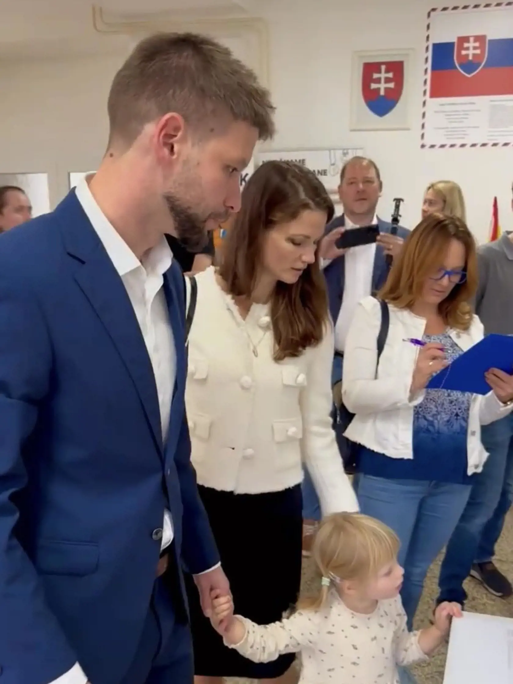 Predseda strany Progresívne Slovensko Michal Šimečka má už odvolené. K volebnej urne prišiel s partnerkou Soňou Ferienčíkovou a dcérou.