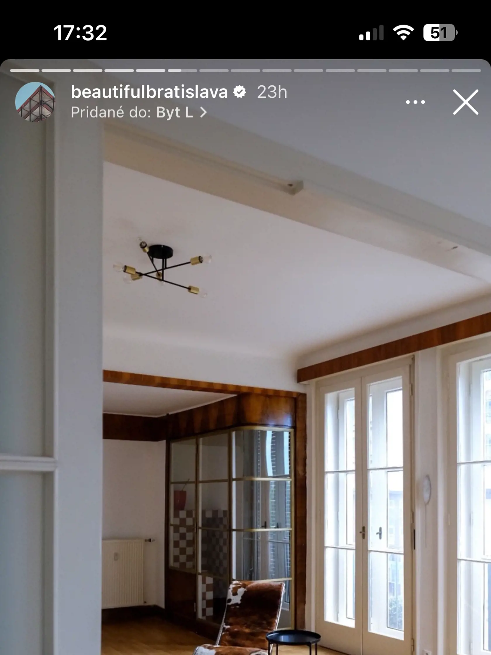 Popisok na Instagrame k priloženej dobovej fotografii porovnáva terajší stav a stav takmer spred sto rokov: „Pani Lengová v kresle presne na mieste, kde fotografujem. Na fotografii sú zatvorené dvere do jedálne – tie sa nezachovali.“