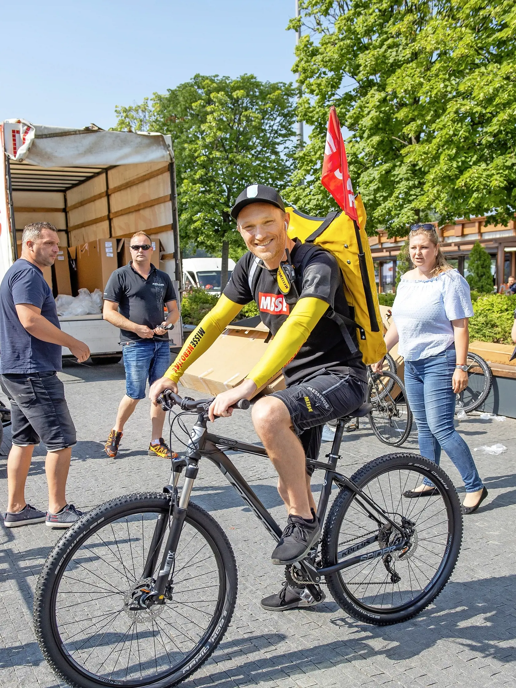 Nechýba na rôznych charitatívnych podujatiach.