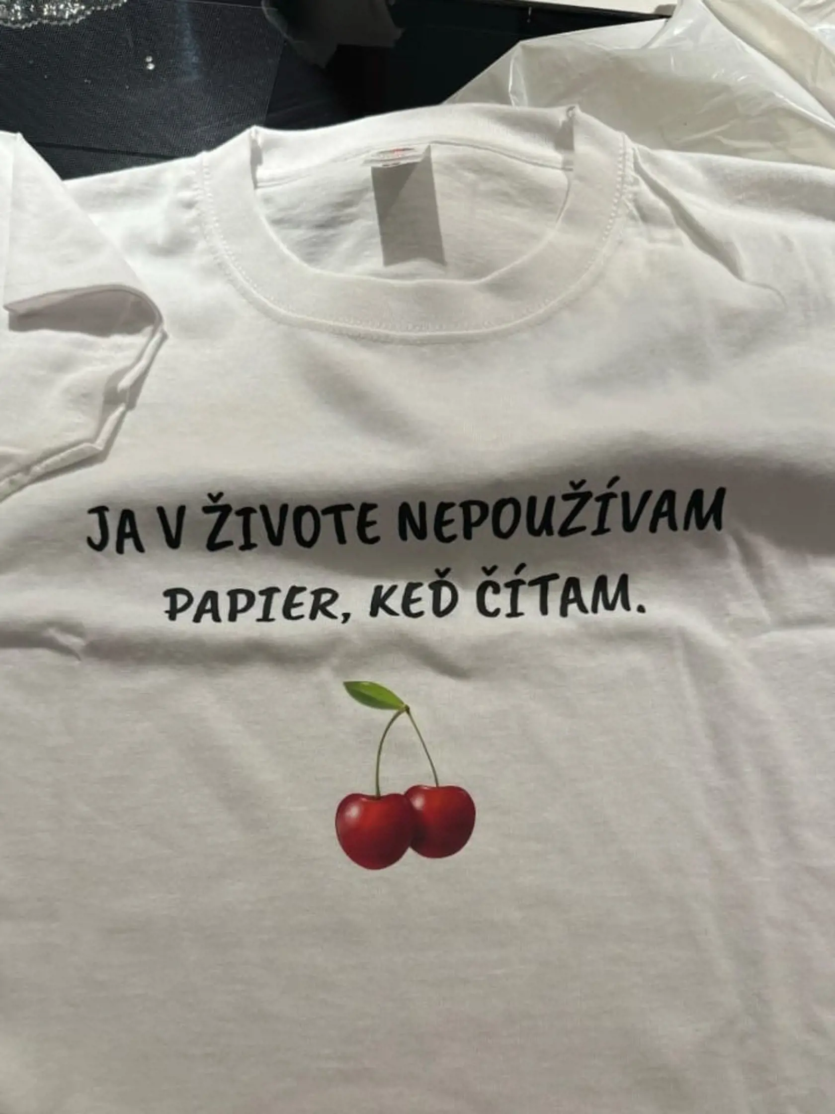 Tričká, ktoré chcel Danko s frajerkou predávať.