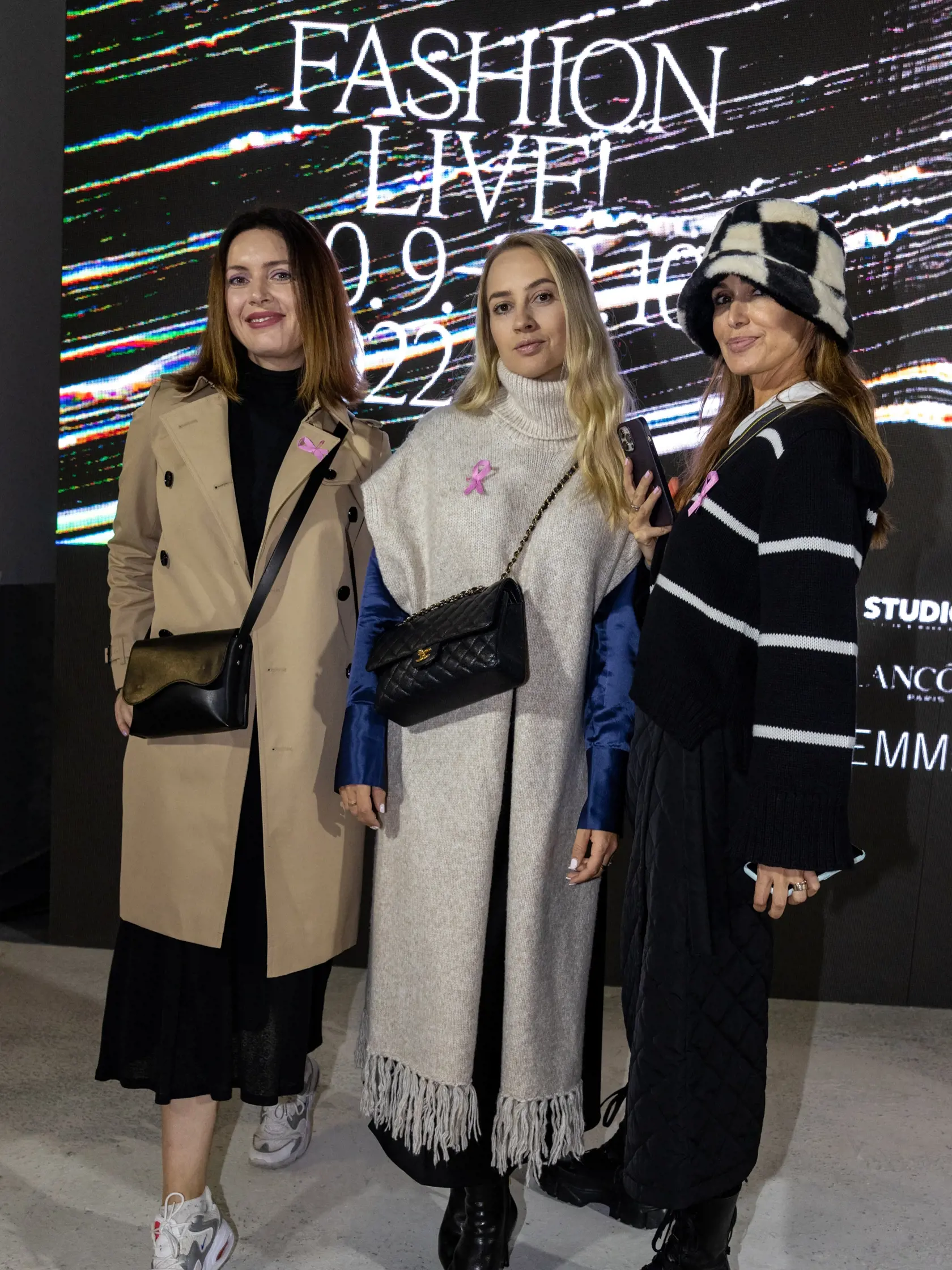 Druhý deň bratislavskej módnej prehliadky Fashion LIVE! Na snímke Barbora Krajčírová (v strede) a Lenka Šóošová (napravo)