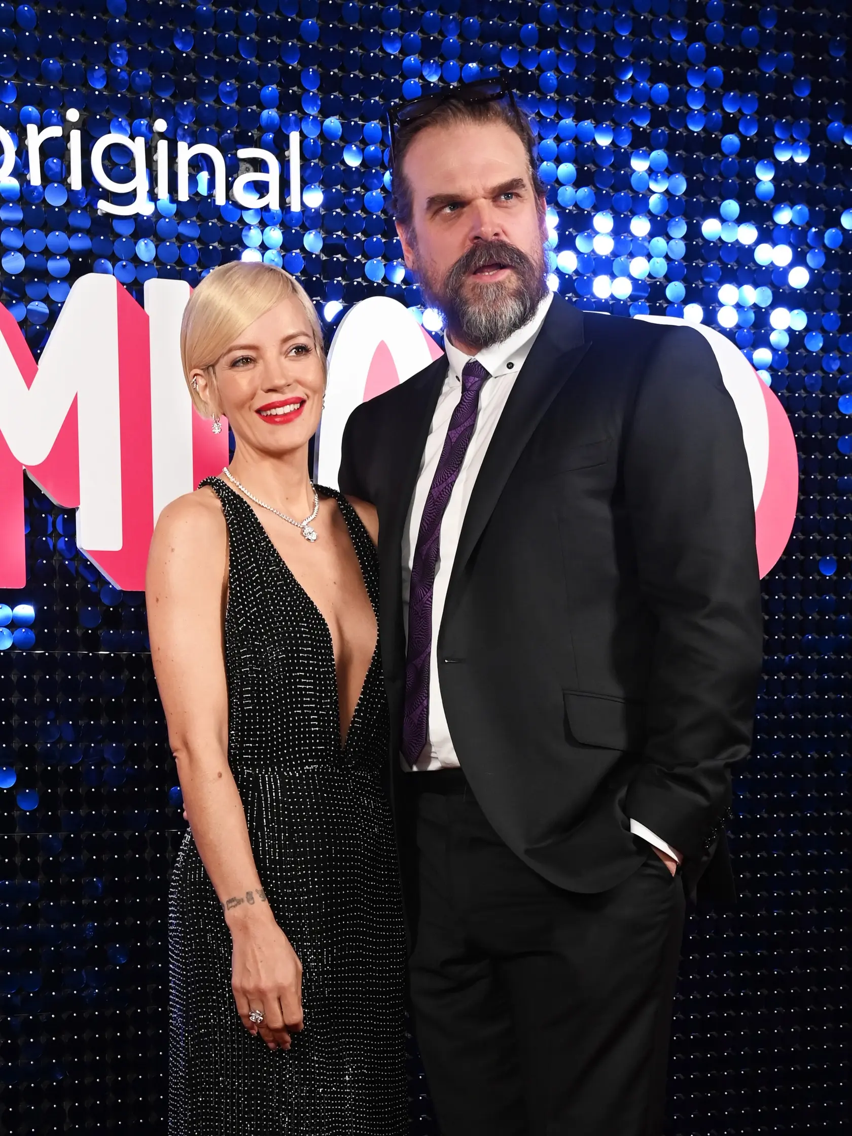 Speváčka Lily Allen a herec David Harbour sa rozvádzajú.