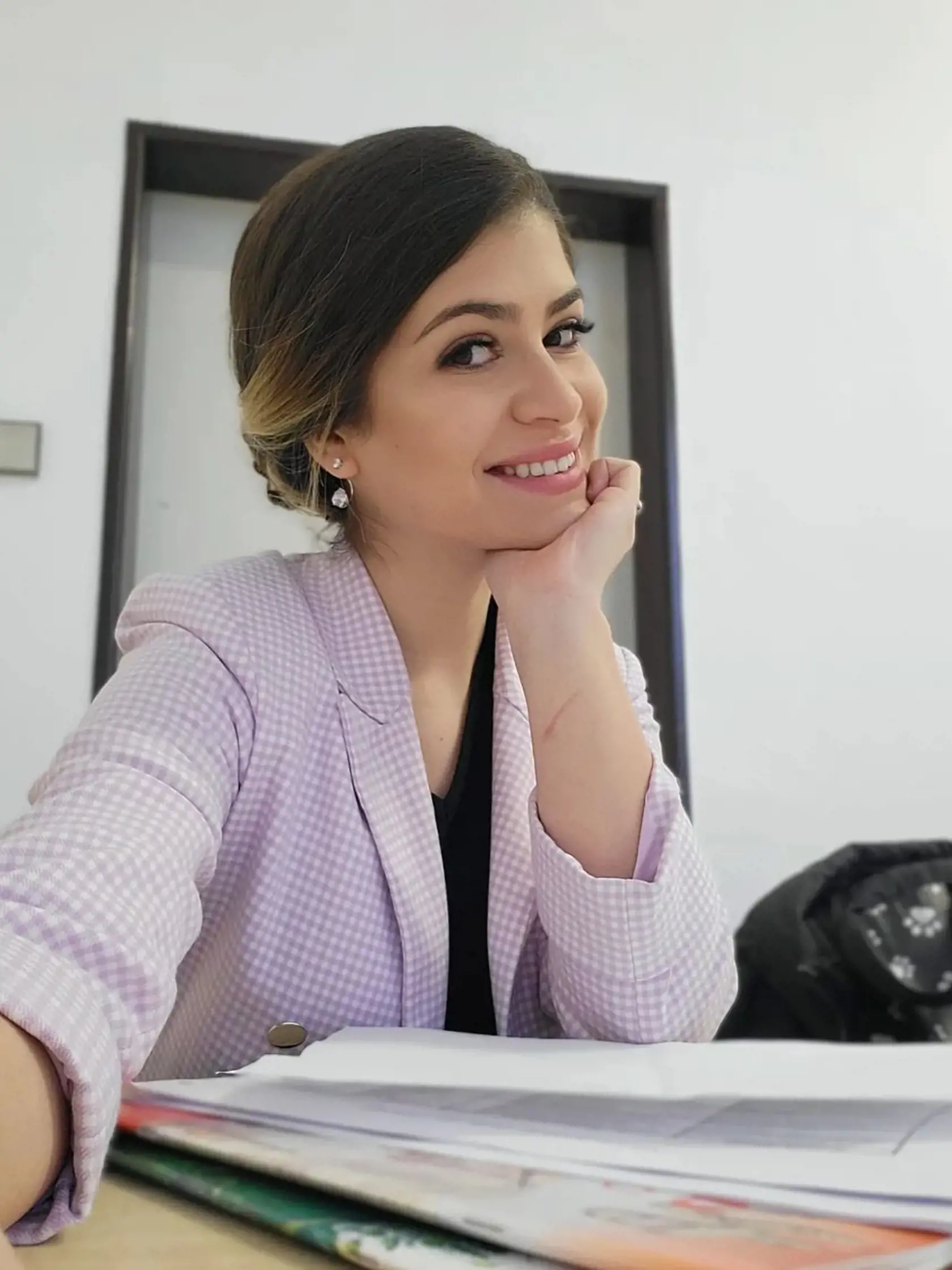 "Pamätáte si na ten pocit, ako sme sa báli zaklopať na dvere zborovne? Vtedy by mi asi ani nenapadlo, že raz budem na tej opačnej strane dverí 🙈🤣Pančelka- deň druhý,"napísala šťastná Vanessa.
