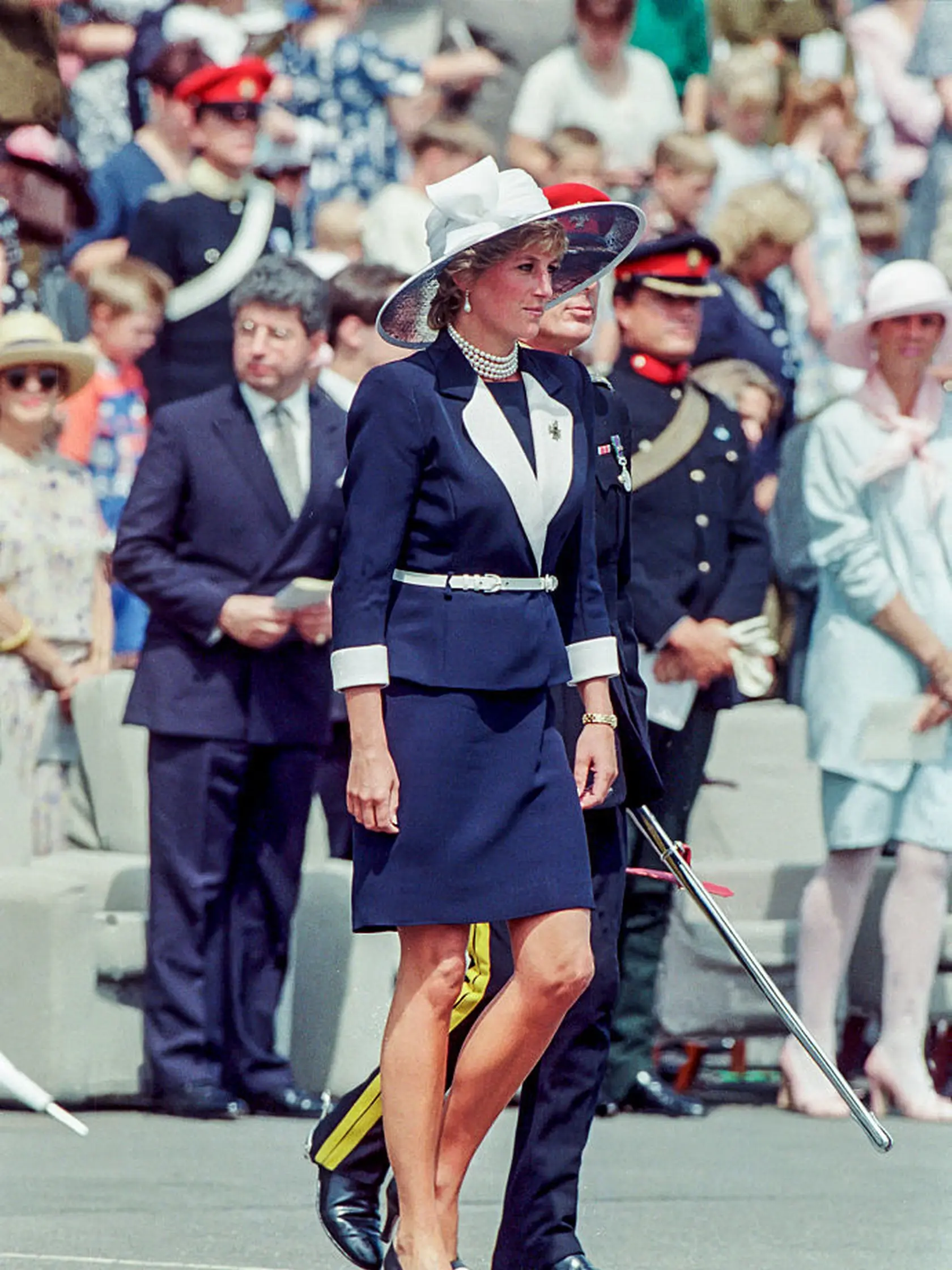 Princezná Diana v námorníckej modrej.