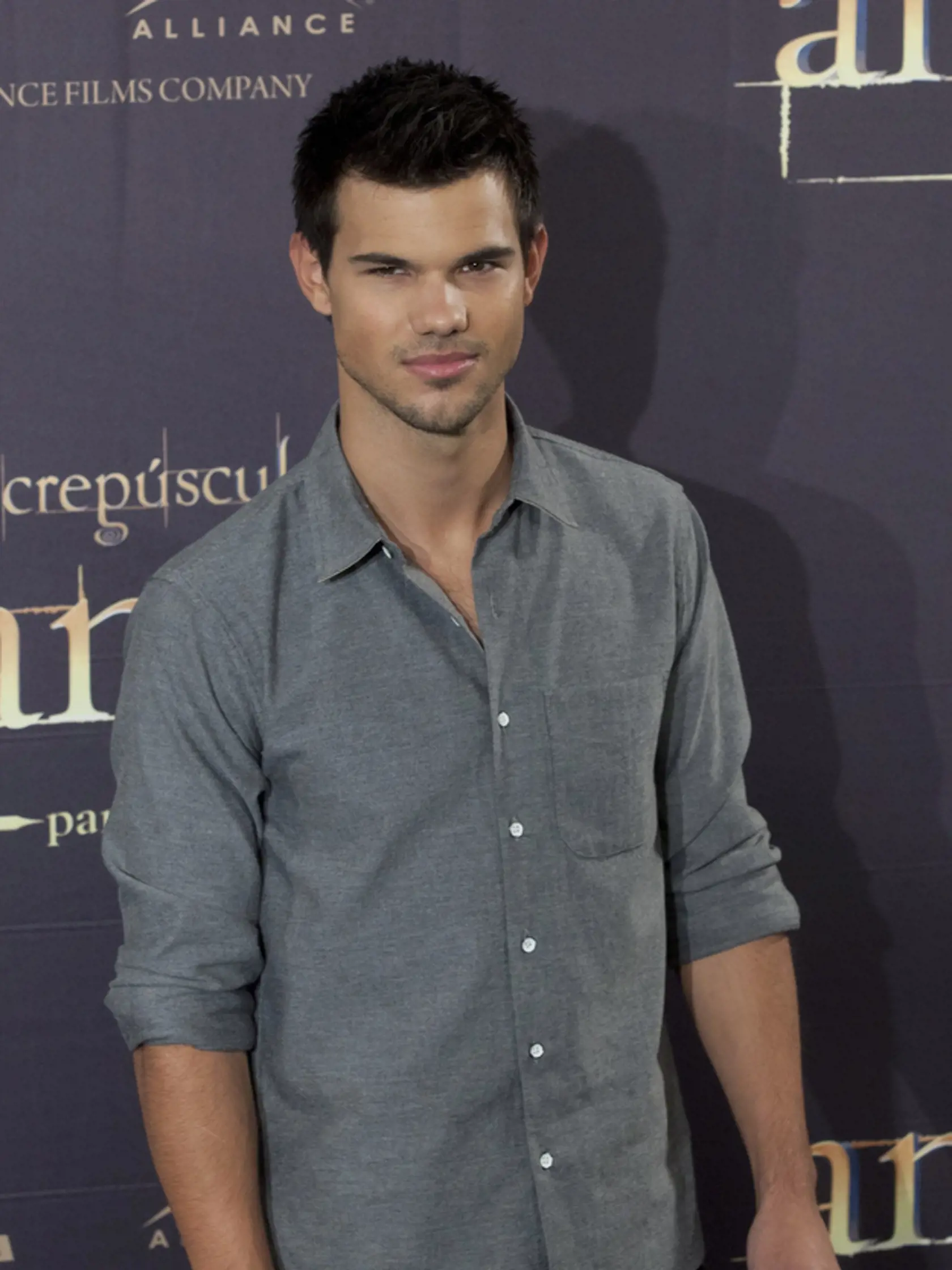 Séria Twilight pritiahla k obrazovkám milióny fanúšičiek. Dôvodom však nebol len nebezpečný upír Robert Pattinson, ale aj vlkolak Taylor Lautner, ktorý sa rovnako usiloval o srdce krásnej Belly (Kristen Stewart).