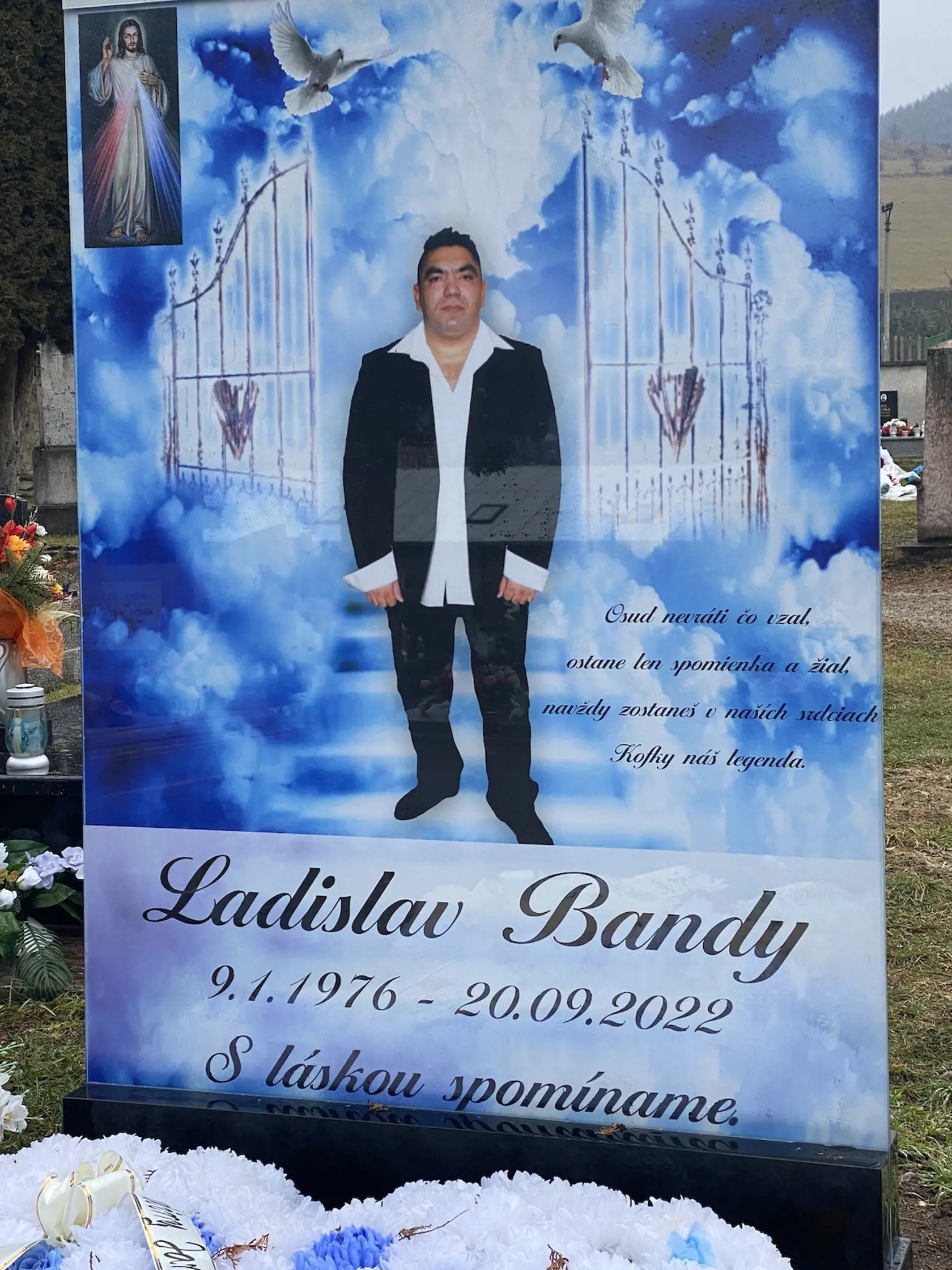 Hrob zosnulého obľúbeného rómskeho speváka zo Spiša Ladislava Bandyho (†46) alias Kokyho sa od iných honosných rómskych hrobov líši. Jeho je farebný!