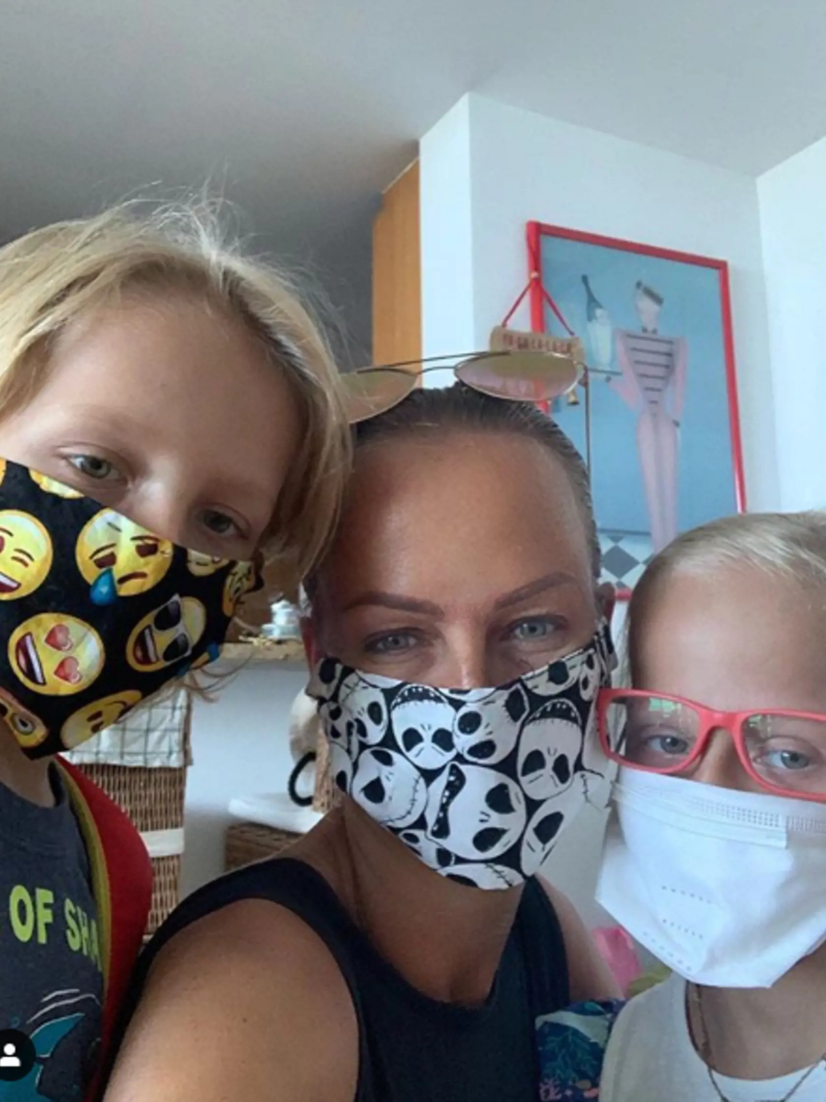 Zuzana Belohorcová s deťmi majú rôzne rúška.