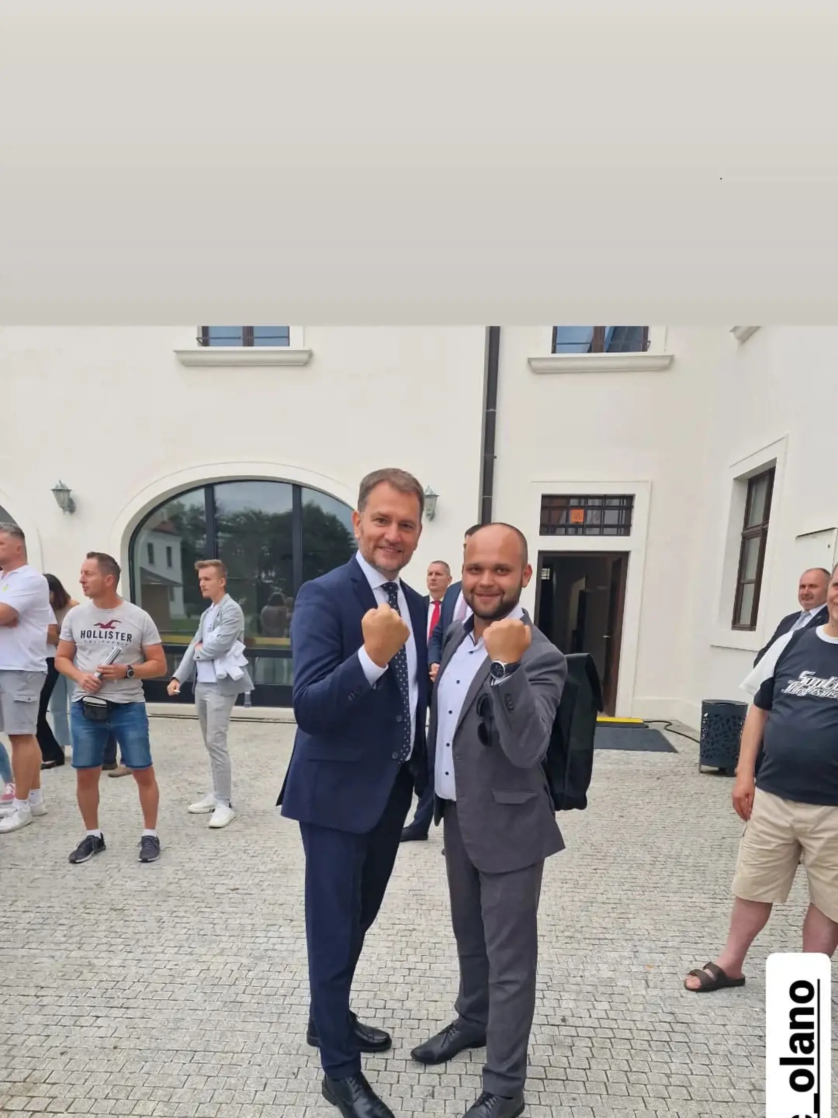 Deň otvorených dverí v NR SR: Na terase pri hrade čakali na verejnosť politici. Na snímke poslanec OĽANO Tomáš Šudík a minister financií a predseda OĽANO Igor Matovič.