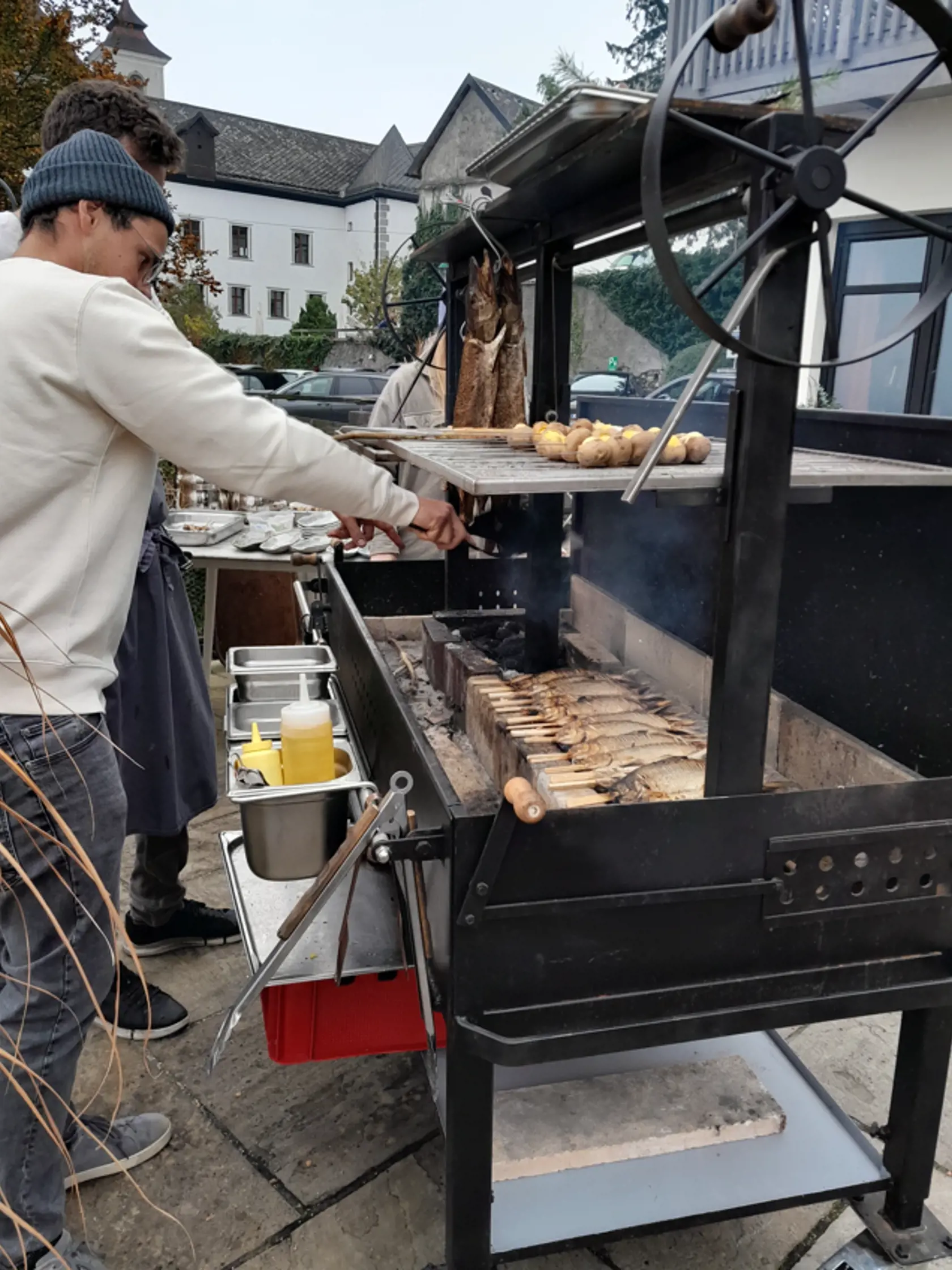 Dole ryby, hore zemiaky, jesť sa bude priamo z grilu na terase.