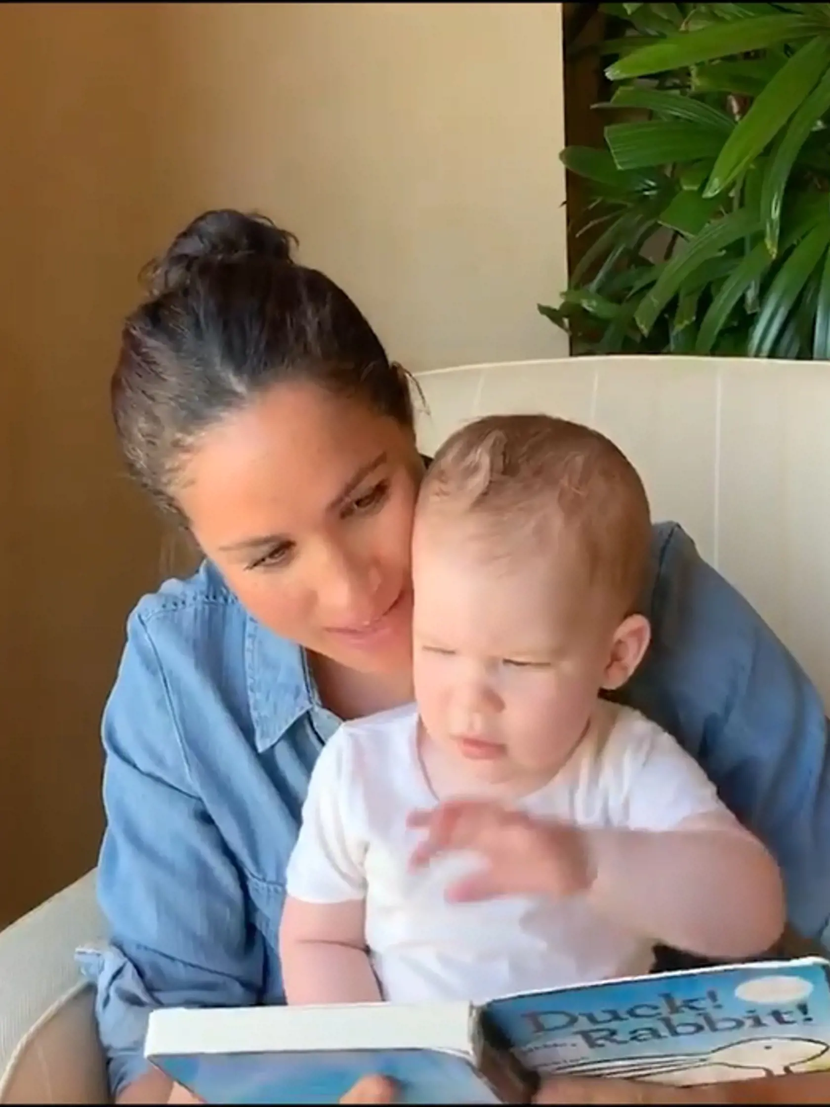 Vojvodkyňa Meghan čítala svojmu synovi Archiemu príbeh z detskej knihy. Video, ktoré zhotovil princ Harry, následne zverejnila britská charitatívna organizácia, ktorú chceli slávni manželia takýmto spôsobom podporiť.