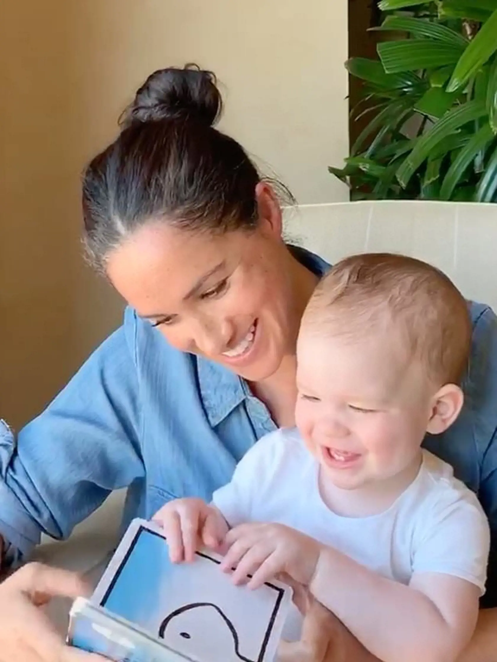 Vojvodkyňa Meghan čítala svojmu synovi Archiemu príbeh z detskej knihy. Video, ktoré zhotovil princ Harry, následne zverejnila britská charitatívna organizácia, ktorú chceli slávni manželia takýmto spôsobom podporiť.