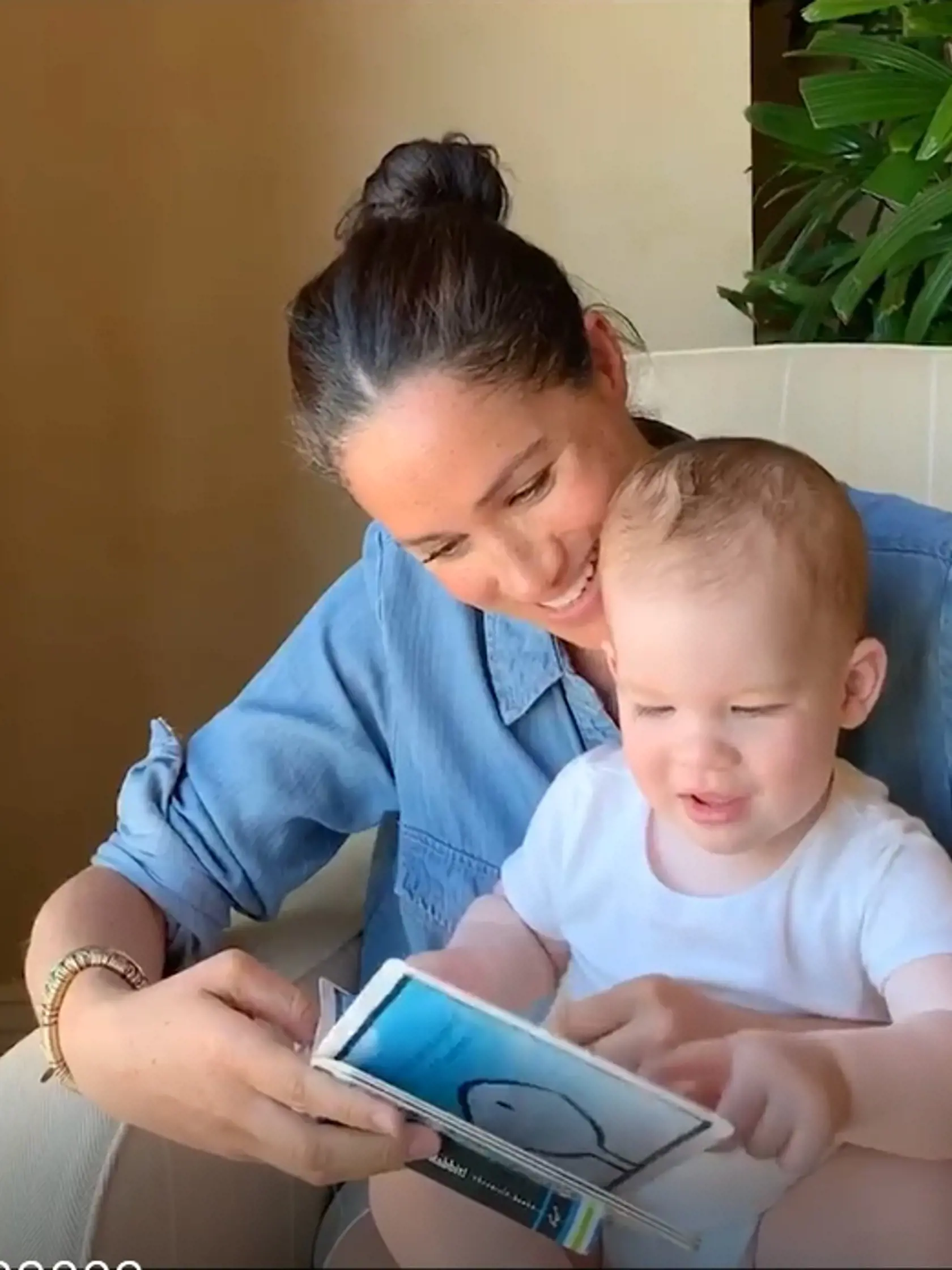 Vojvodkyňa Meghan čítala svojmu synovi Archiemu príbeh z detskej knihy. Video, ktoré zhotovil princ Harry, následne zverejnila britská charitatívna organizácia, ktorú chceli slávni manželia takýmto spôsobom podporiť.