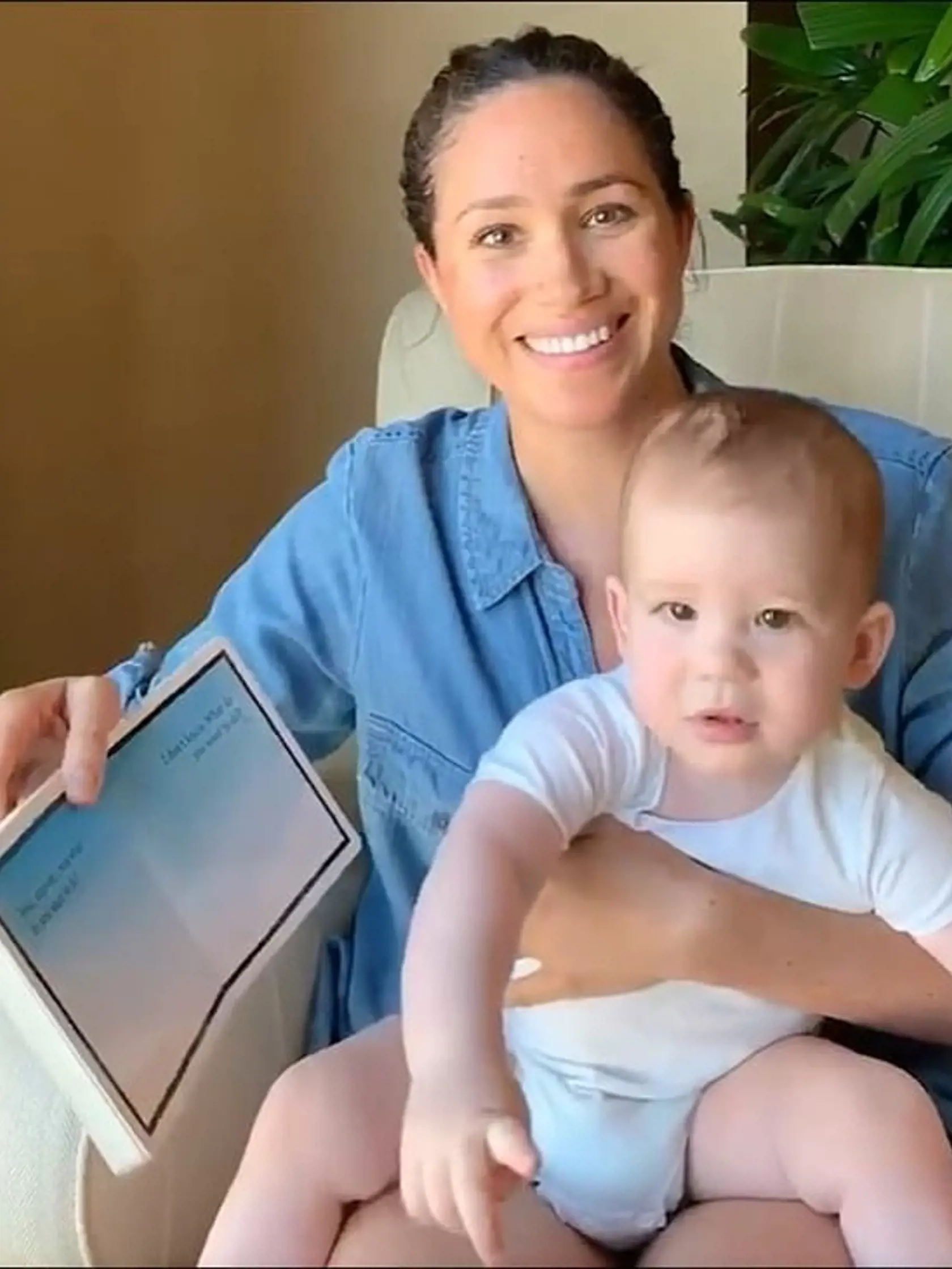Vojvodkyňa Meghan čítala svojmu synovi Archiemu príbeh z detskej knihy. Video, ktoré zhotovil princ Harry, následne zverejnila britská charitatívna organizácia, ktorú chceli slávni manželia takýmto spôsobom podporiť.