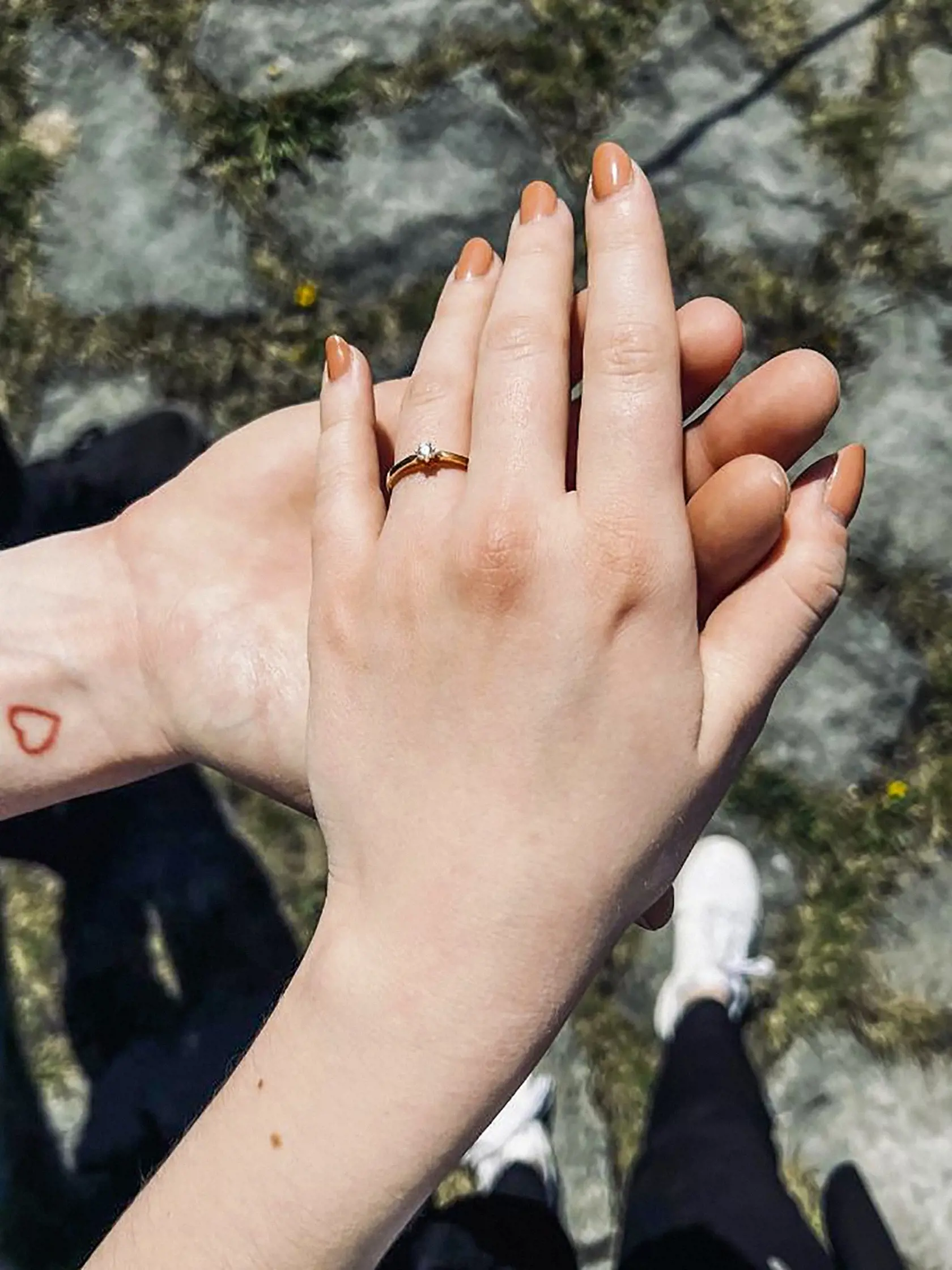 „Nie je čas, strácať čas. Svadba bude!" uviedol Vlastimil k fotografii, na ktorej vidno zásnubný prsteň.