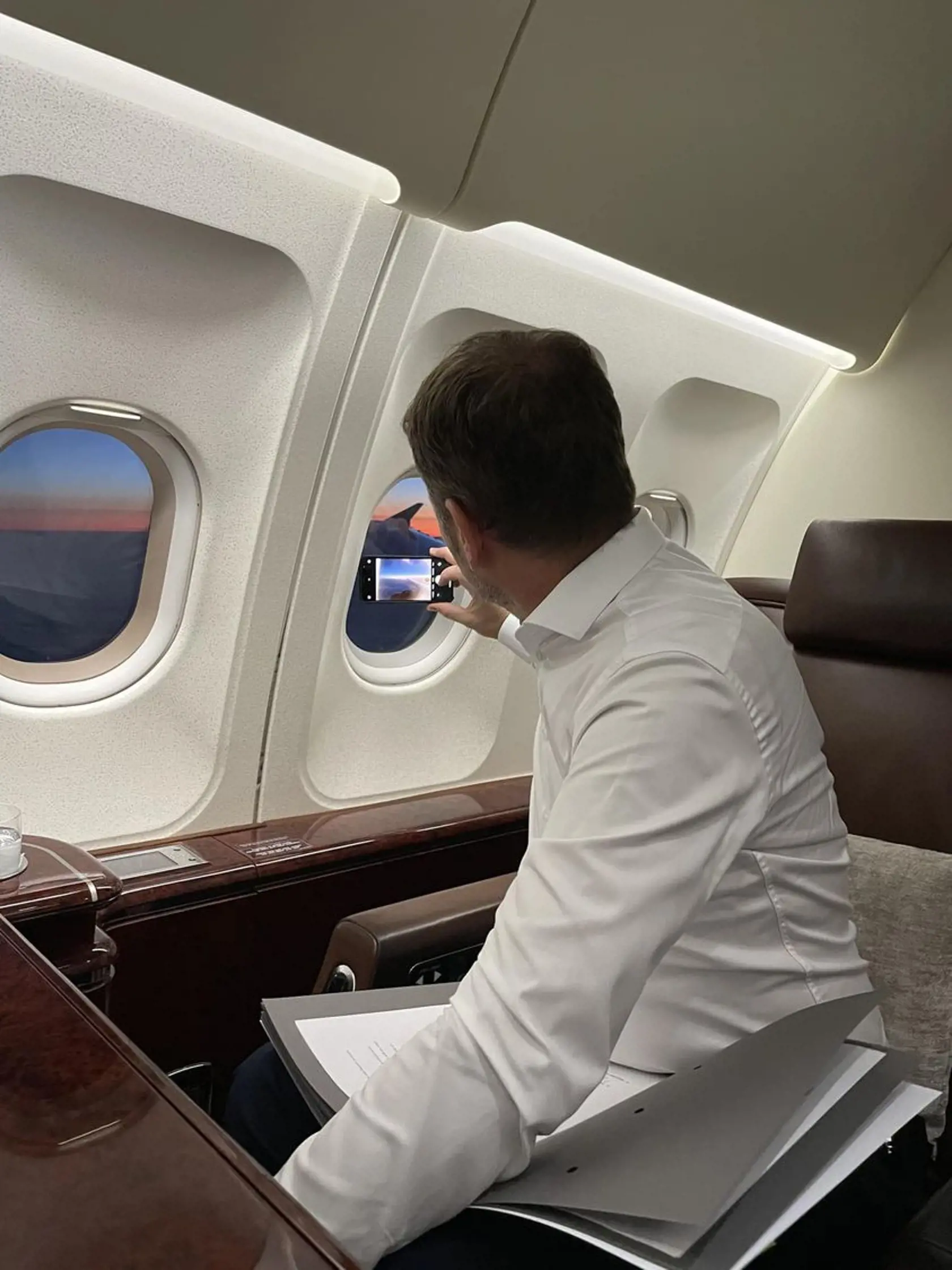 „Zatiaľ dnes bude uvedený do úradu 4. fachman miesto saskárov - parádny minister školstva. A ak mafoši dnes vyhrajú, tak čoskoro aj nový určite super minister financií,“ napísal Matovič z lietadla ku svojmu odvolávaniu.