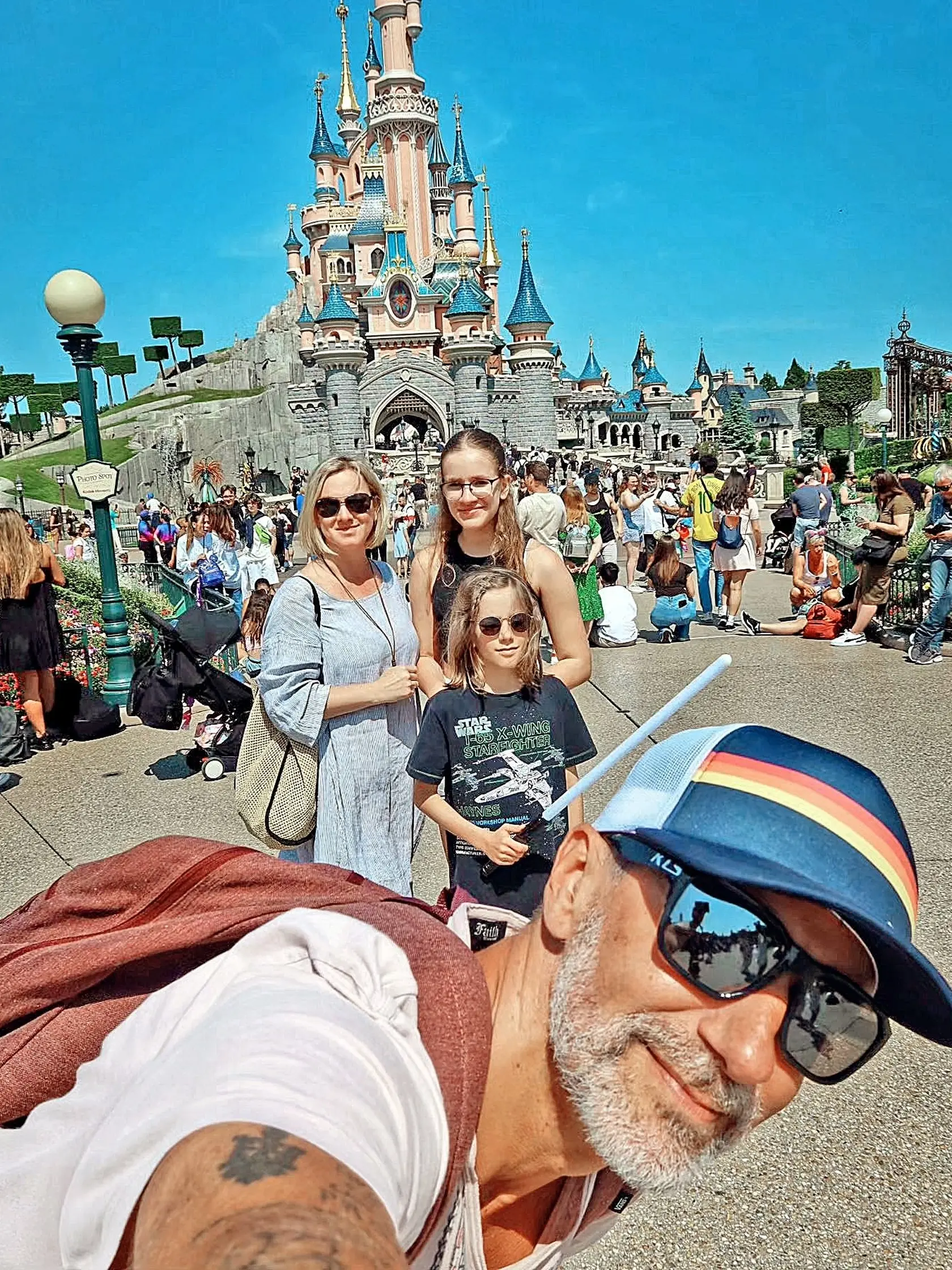 Monika Hilmerová a Jaro Bekr zobrali deti na výlet do Disneylandu.