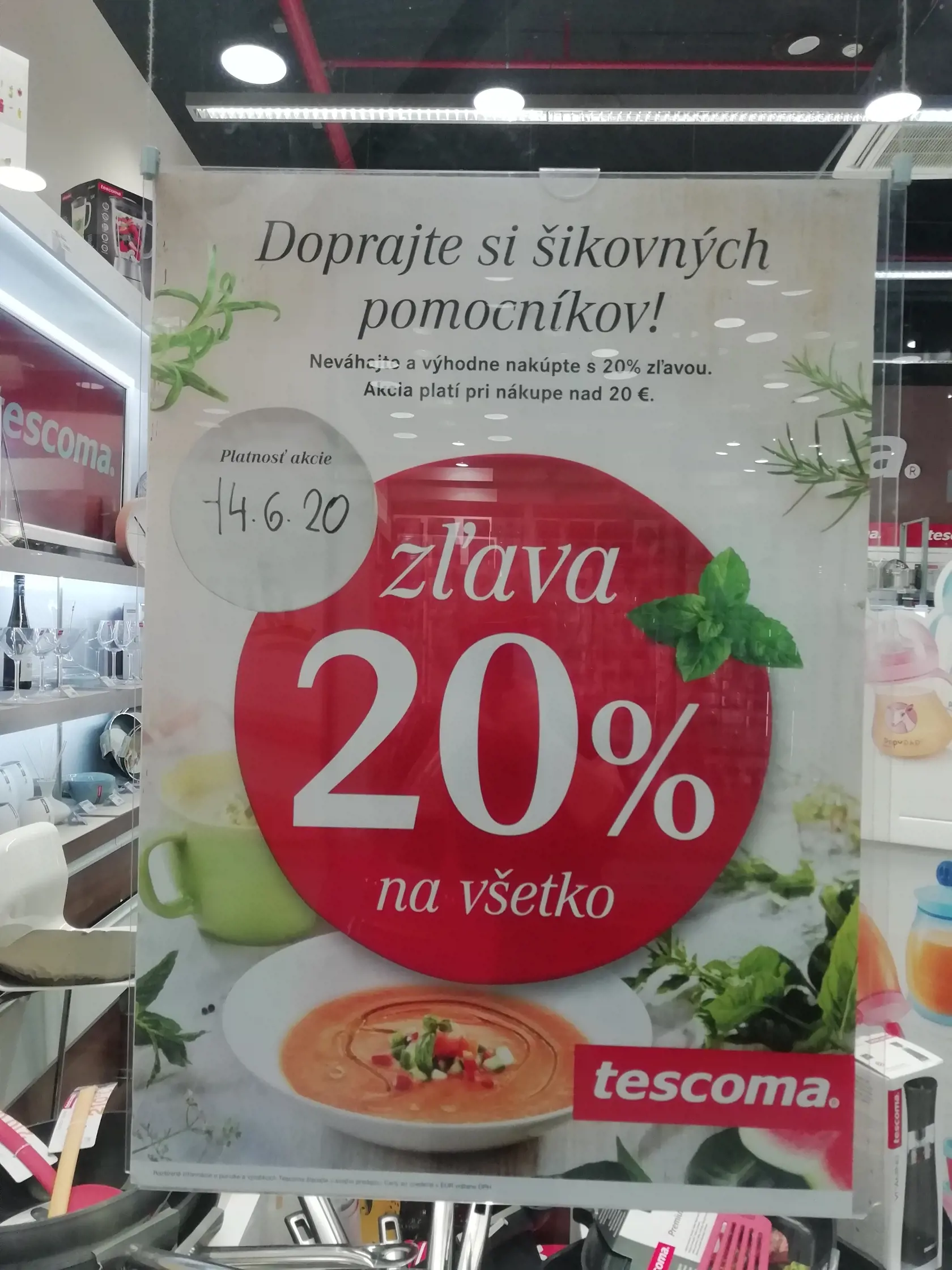 Mnohé obchody ponúkajú zľavy.