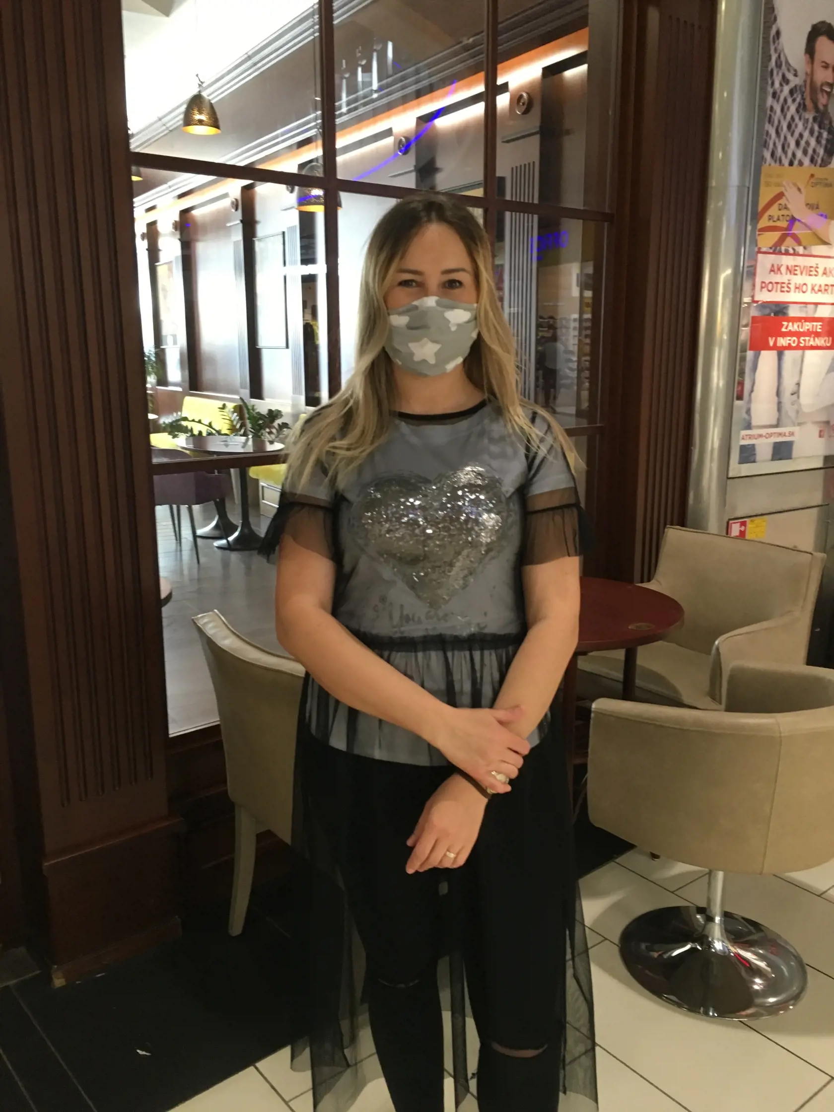 Henrieta (35), Košice: „Spolu manželom prevádzkujeme kaviareň. Sme radi, že môžeme otvoriť, ale nie za týchto podmienok - odstupy, rúška na tvári, počet osôb pri stole a ďalšie obmedzenia. Myslíme si, že hostia práve kvôli tomu sa nebudú nijako hrnúť. Prevzali sme našu kaviareň vlani v októbri a do toho padla koronakríza. Je jasné, že budeme vykazovať len a len stratu, keďže sú tu enormné náklady. Zatiaľ ideme na rezervu. Uvidíme ako sa vyvinie situácia."