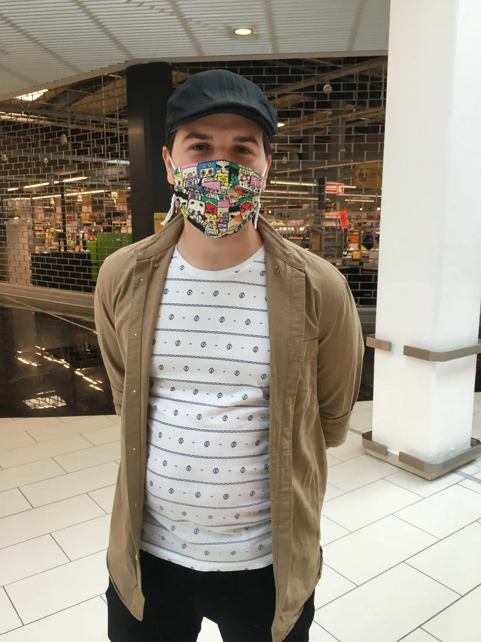 Rado (24), Košice: „To či budú otvorené OC ma až tak nezaujímalo. Najviac ma potešilo otvorenie kín, kvôli popcornu a kole,“ poznamenal so smiechom. Keď sme mu povedali, že je zákaz konzumácie v priestoroch kina, povedal, že si počká keď to bude bez obmedzení. „Je však fajn, že otvorili už aj reštaurácie a kaviarne.“