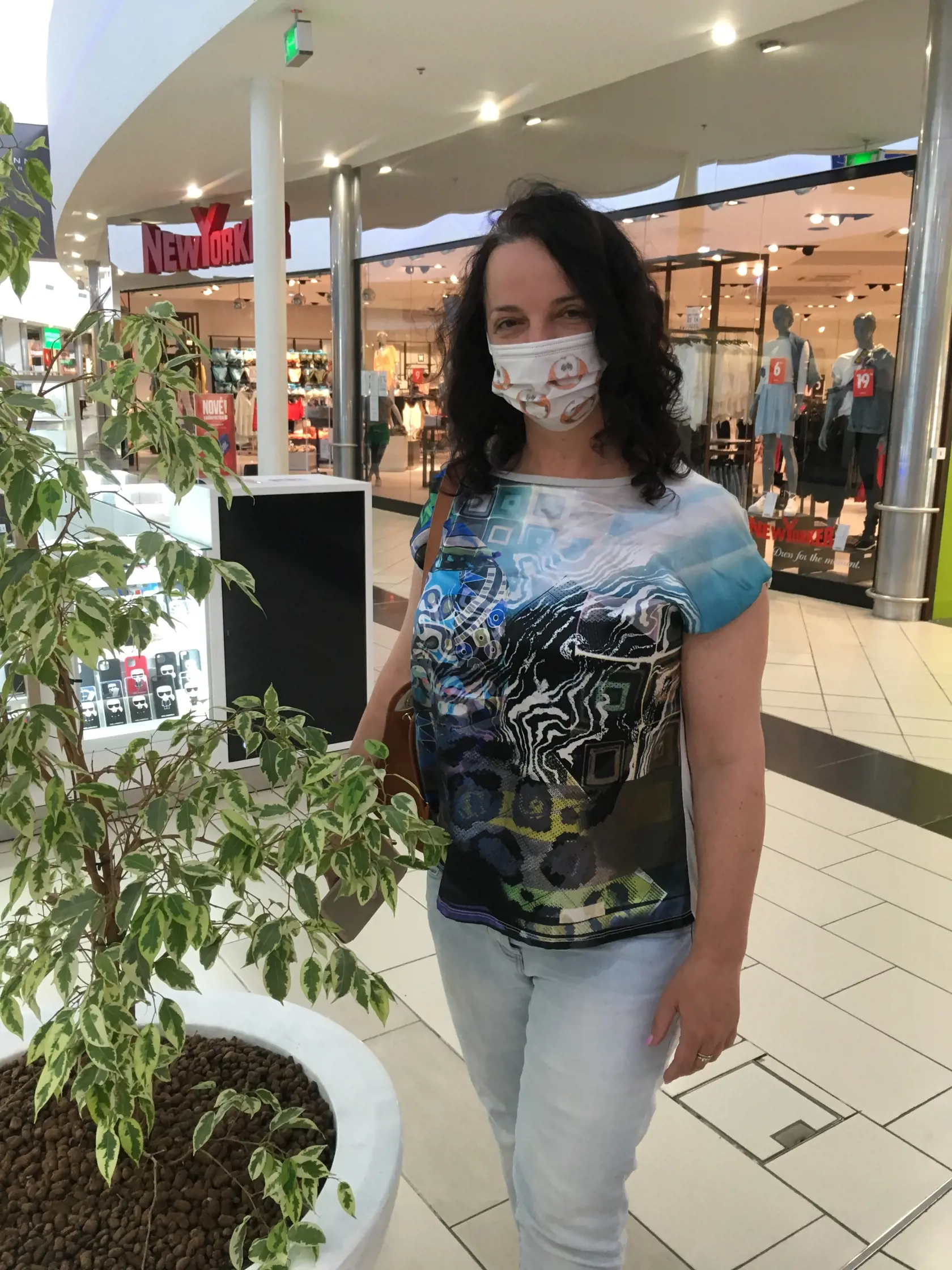 Erika (50), okres Trebišov: „Som rada, že centra otvorili. Ideme sa trošku zaodieť, hlavne syn. To, že otvorili reštaurácie a kaviarne je v poriadku, ale myslím, že s obnovením prevádzky kín a divadiel bolo potrebné počkať, minimálne ešte aspoň dva týždne.“