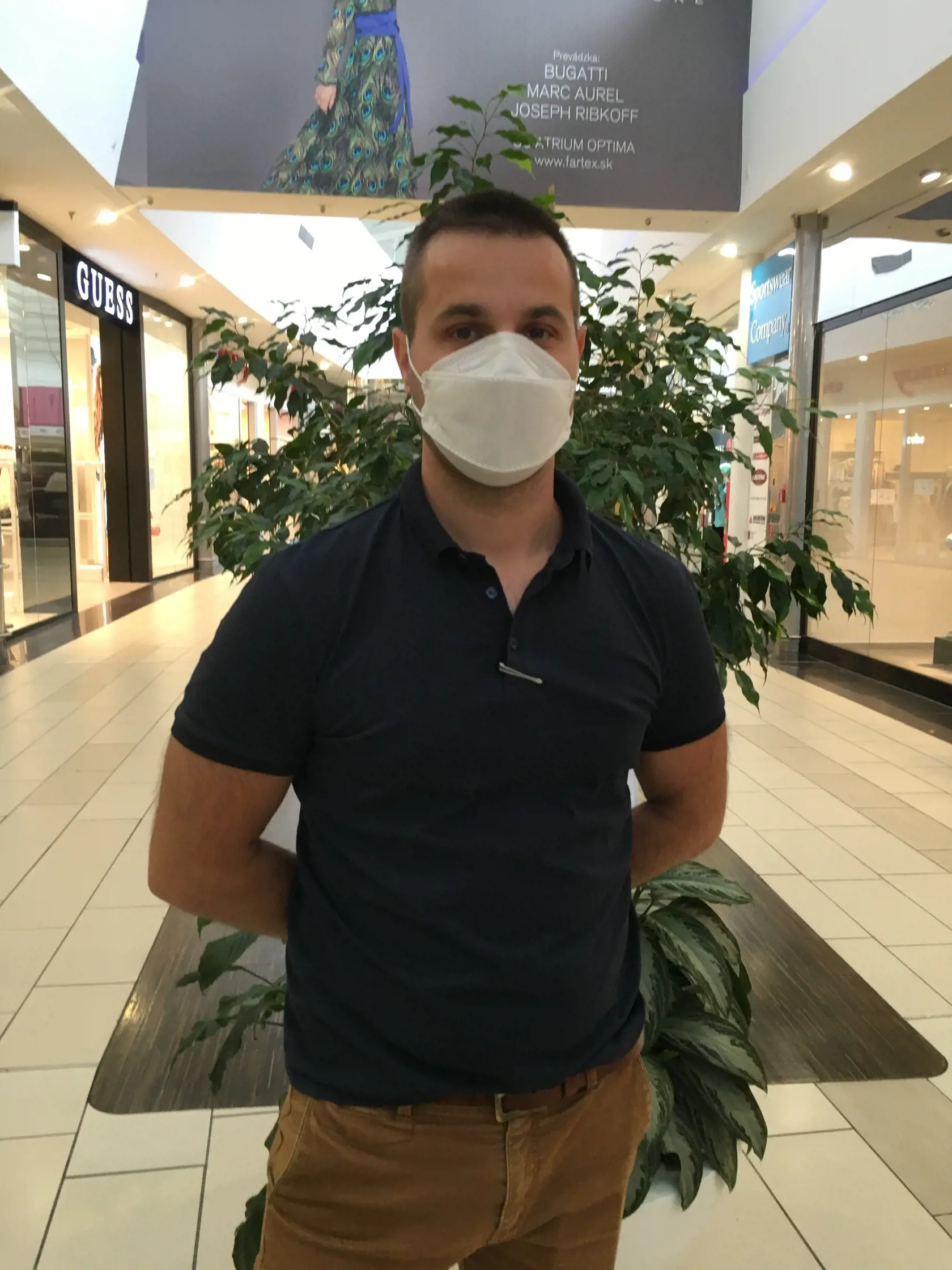 Anton (31), Humenné: „V podstate je mi to jedno. Vedel som sa vynájsť aj predtým, keď bolo všetko s výnimkou potravín a lekárni zatvorené. Nejako extra to neriešim."