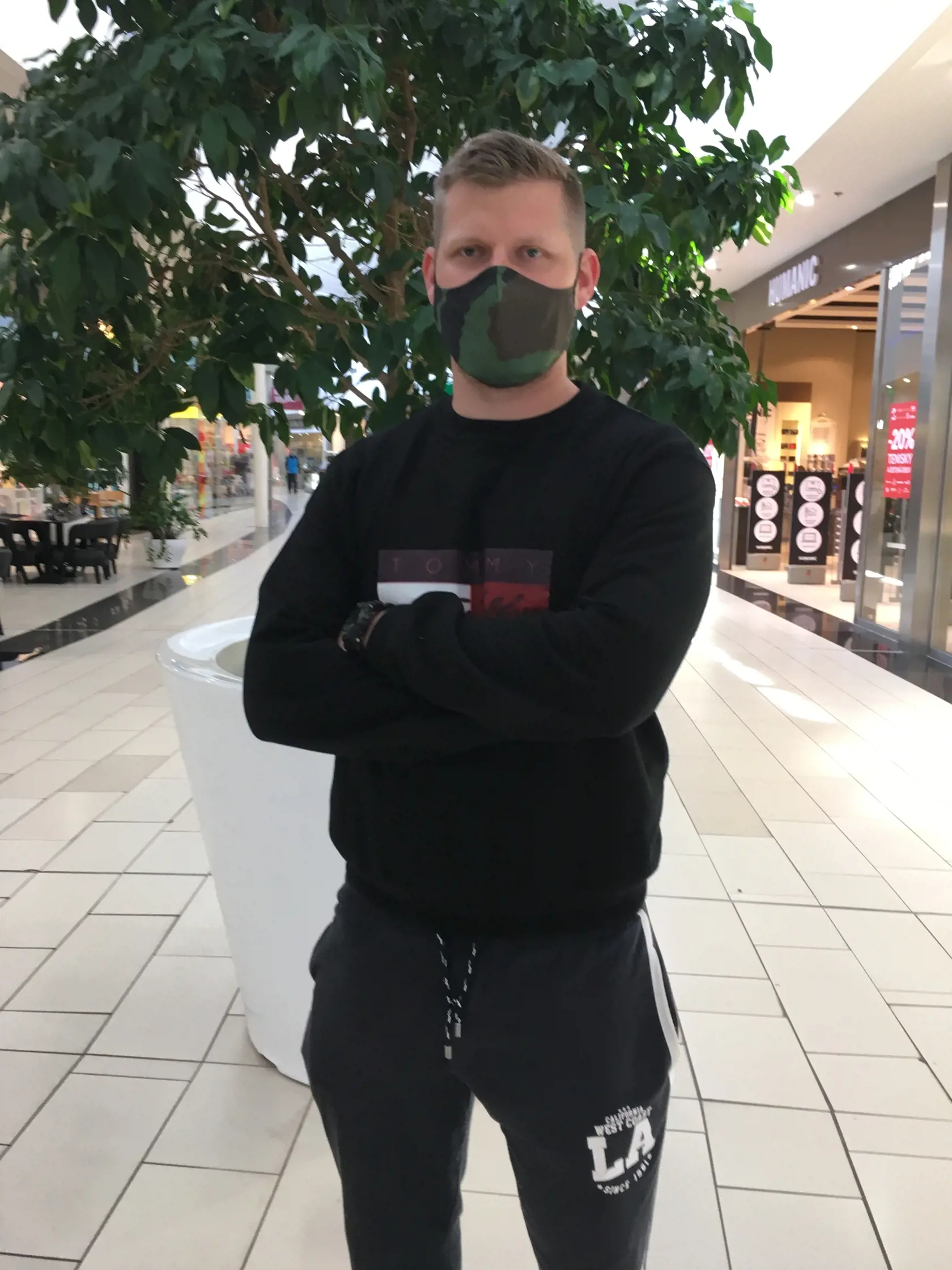 Marián (30), Košice: „Sledoval som v médiách čo uvoľnili, ale nejako mimoriadne ma to nezaujíma. Bol som nakúpiť potraviny. Prejdem sa teraz po obchodoch a idem domov.“