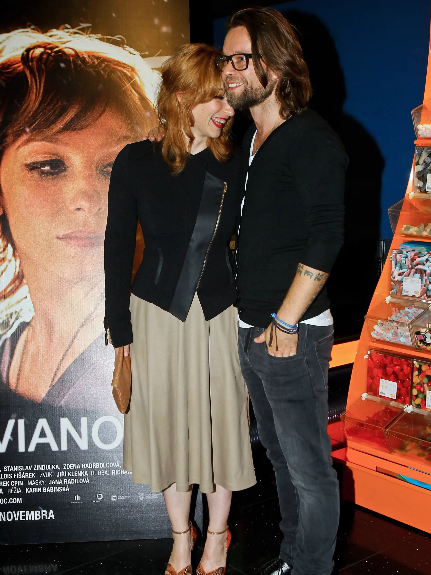 Na snimke Vica Kerekes a Richard Krajco pocas premiery noveho ceskeho filmu s nazvom Kridla Vanoc.