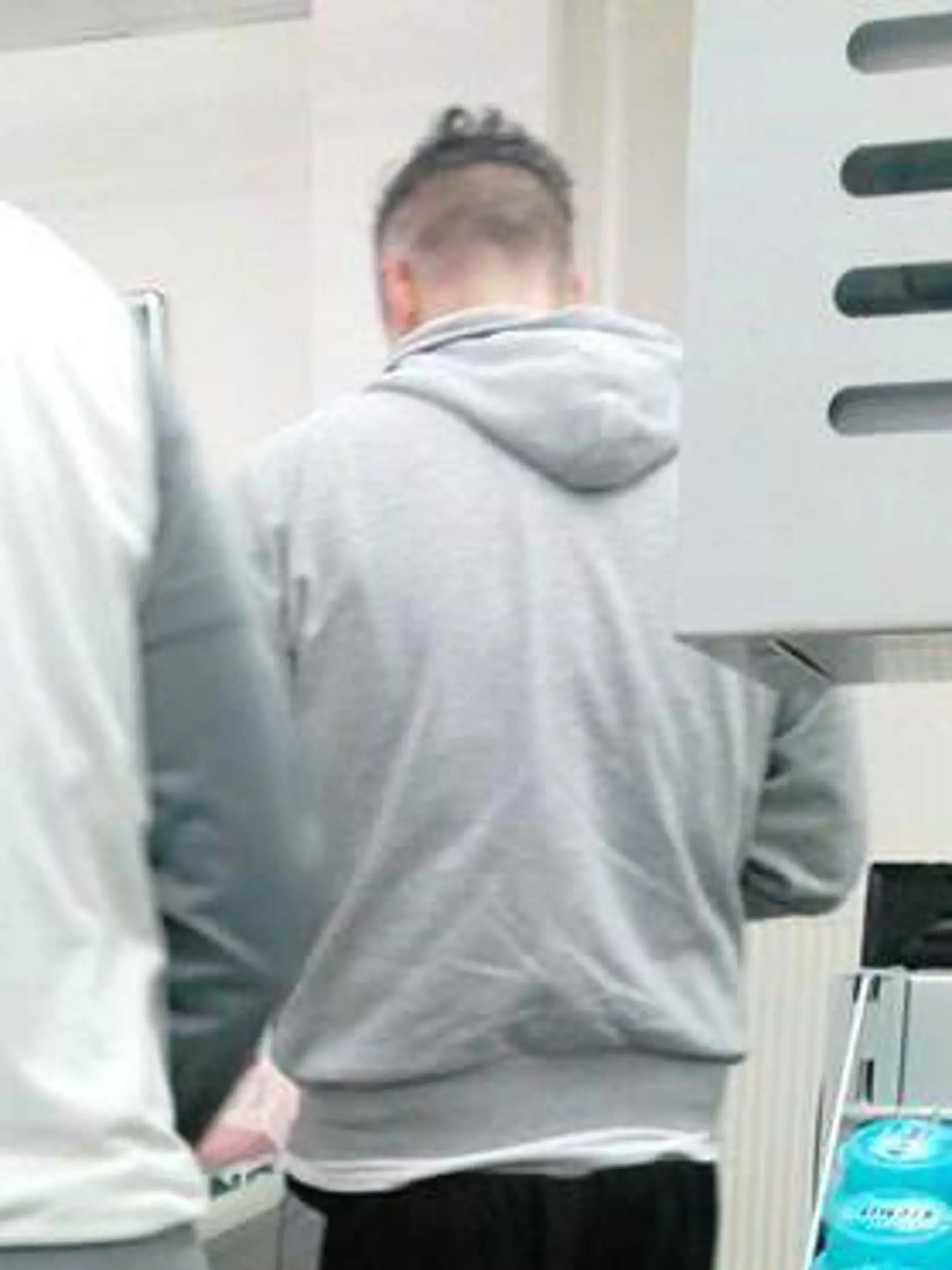 Čitateľku zarazilo, v akej obuvi si Jaro Slávik odskočil do obchodu.