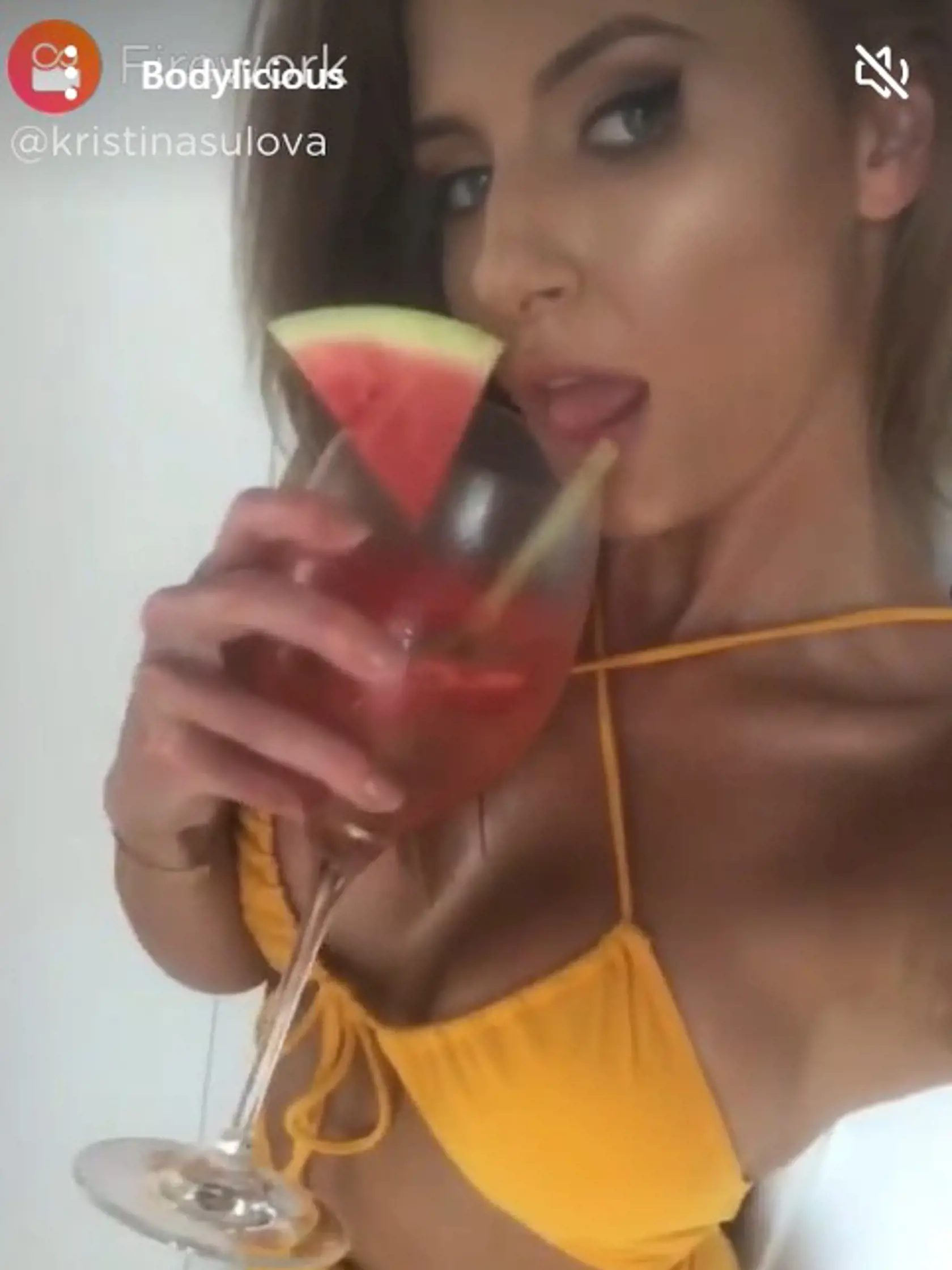Kristína Šulová na sieti Firework zverejnila aj takéto video, v ktorom predviedla sexi postavu v bikinách a šteklivých pózach.