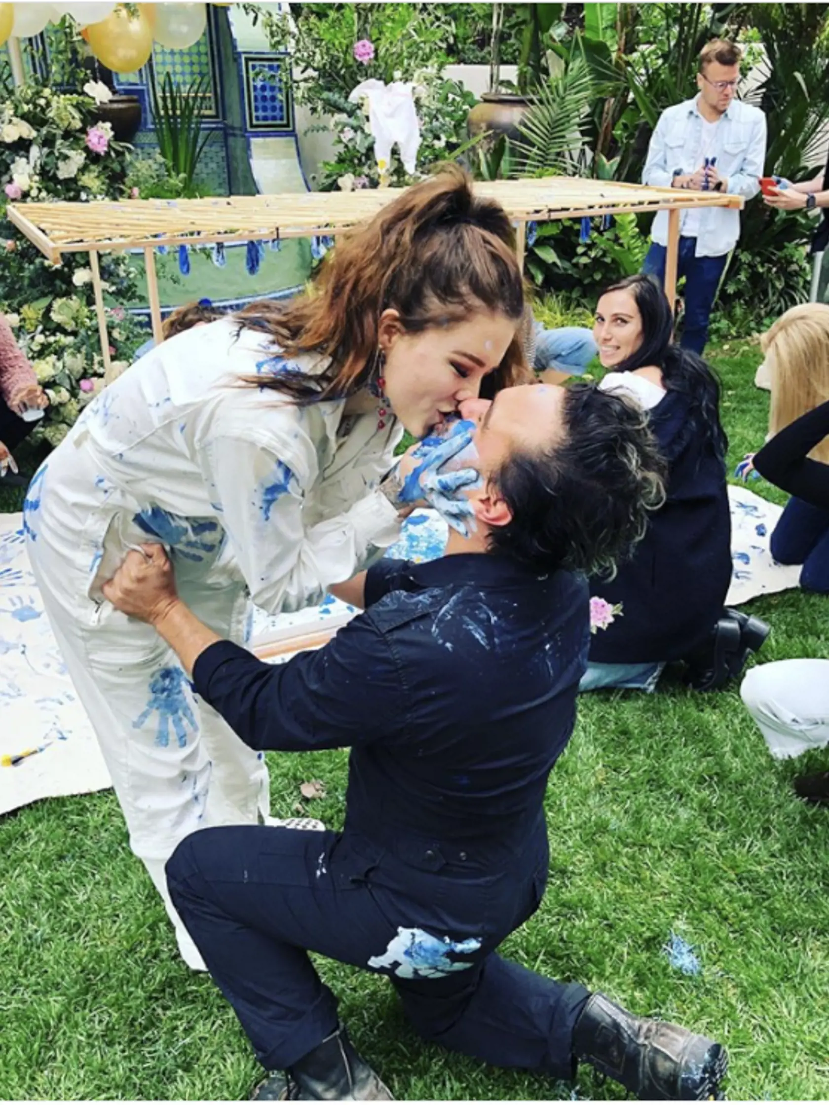 Johnny Galecki s partnerkou Alainou Meyer