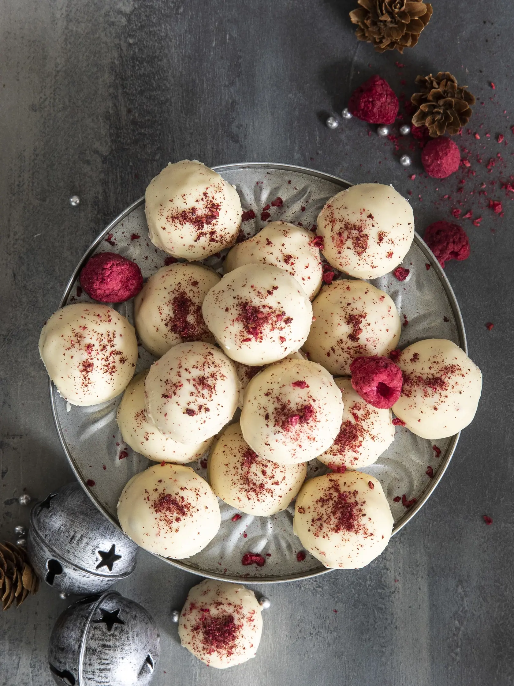 pralinky s vaječným koňakom v bielej čokoláde, 5x inak

recept:
20 KUSOV, PRÍPRAVA 30 MINÚT, CHLADENIE 45 MINÚT
• 220 g masla
• 250 g bielej čokolády + 200 g
na obalenie
• 50 ml vaječného koňaku
• 2 lyžičky vanilkového extraktu
• 2 lyžice lyofilizovaných malín
• 1 lyžica kokosového oleja
• lyofilizované maliny na posypanie
1. Maslo izbovej teploty vyšľahajte pri strednej rýchlosti. Pridajte roztopenú a tro- chu vychladnutú čokoládu a znova dobre prešľahajte. Vlejte vaje