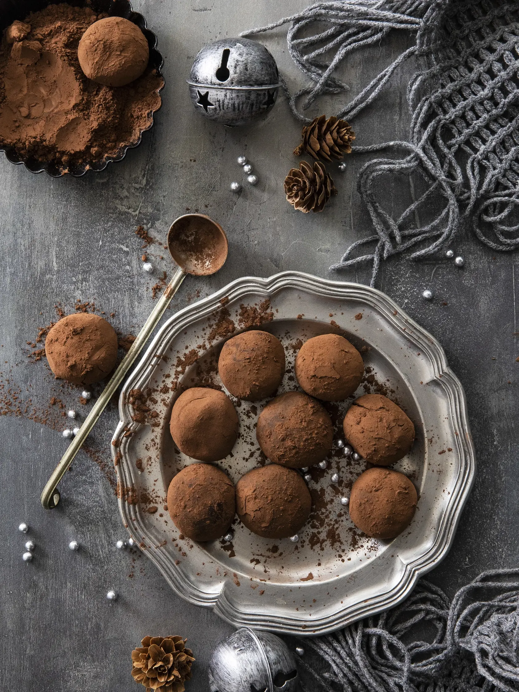 kakaové pralinky s amarettom
recept: PRÍPRAVA 25 MINÚT, CHLADENIE 4 HODINY
• 450 g čokolády (54 %)
• 250 ml smotany na šľahanie • 100 g kokosového cukru
• 1 lyžica amaretta
• 1 lyžička vanilkového extraktu • štipka soli
• kakao na obalenie
1. Čokoládu nasekajte. Šľahačku s cukrom zohrejte pod bod varu a zalejte ňou čokoládu. Nechajte minútku povoliť a potom dobre rozmiešajte.
2. Pridajte amaretto, vanilku, štipku soli a ešte raz dobre premiešajte.