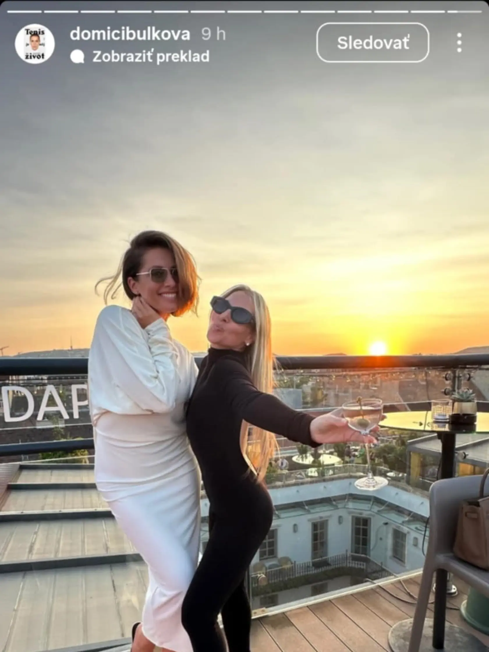 Dominika s kamarátkou, modelkou Barborou Franekovou na terase luxusného budapeštianskeho hotela