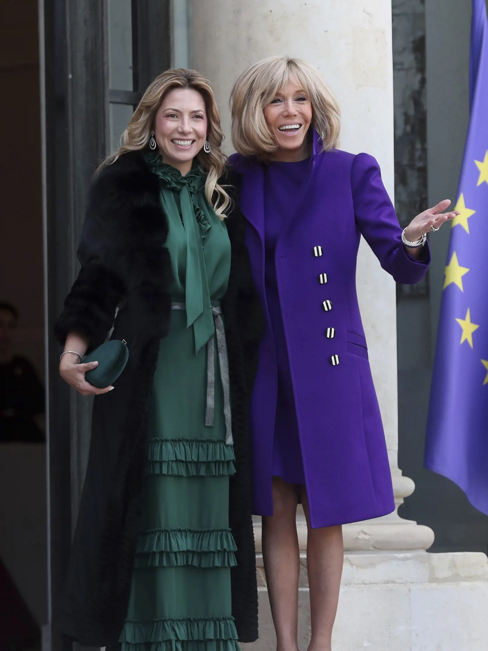 Na snímke prvá dáma Francúzska Brigitte Macronová (vpravo) víta prvú dámu Argentíny Fabiolu Yanezovú v Elyzejskom paláci v Paríži 5. februára 2020.
