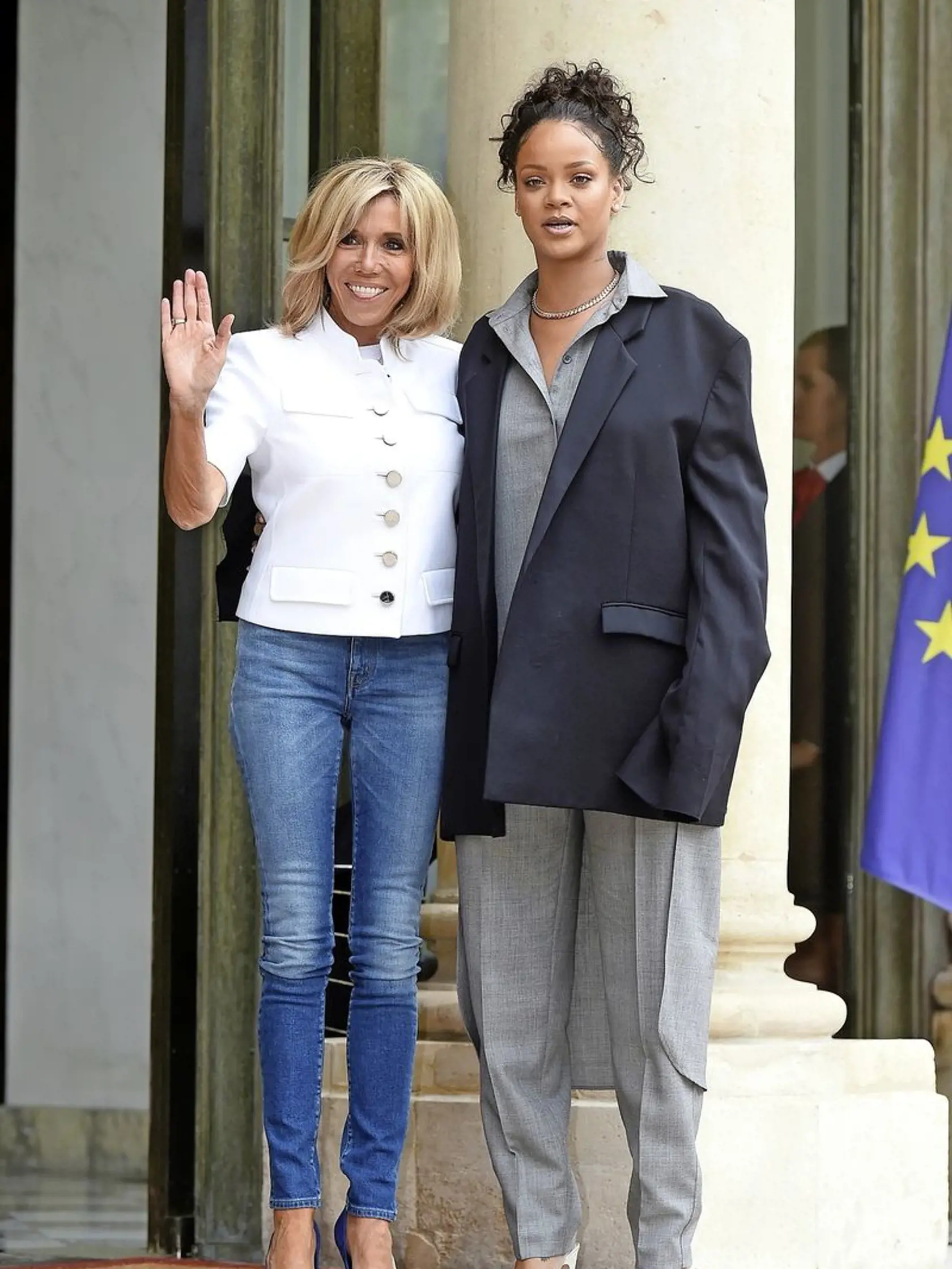 Veľmi nevhodne si obliekla rifle, keď ju navštívila speváčka Rihanna kvôli humanitárnemu projektu.