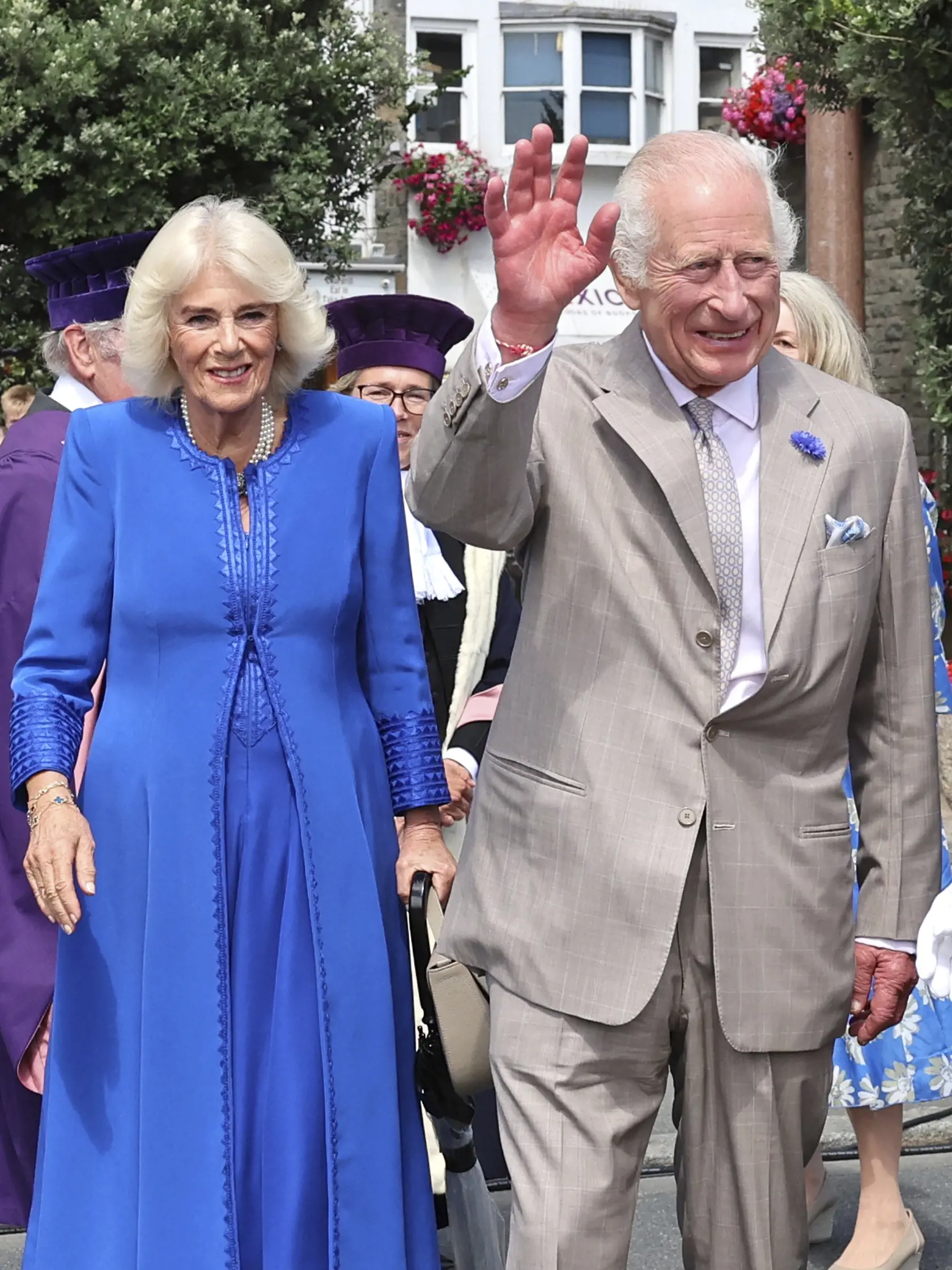 Kráľovná Camilla a kráľ Karol počas návštevy Normanských ostrovov.