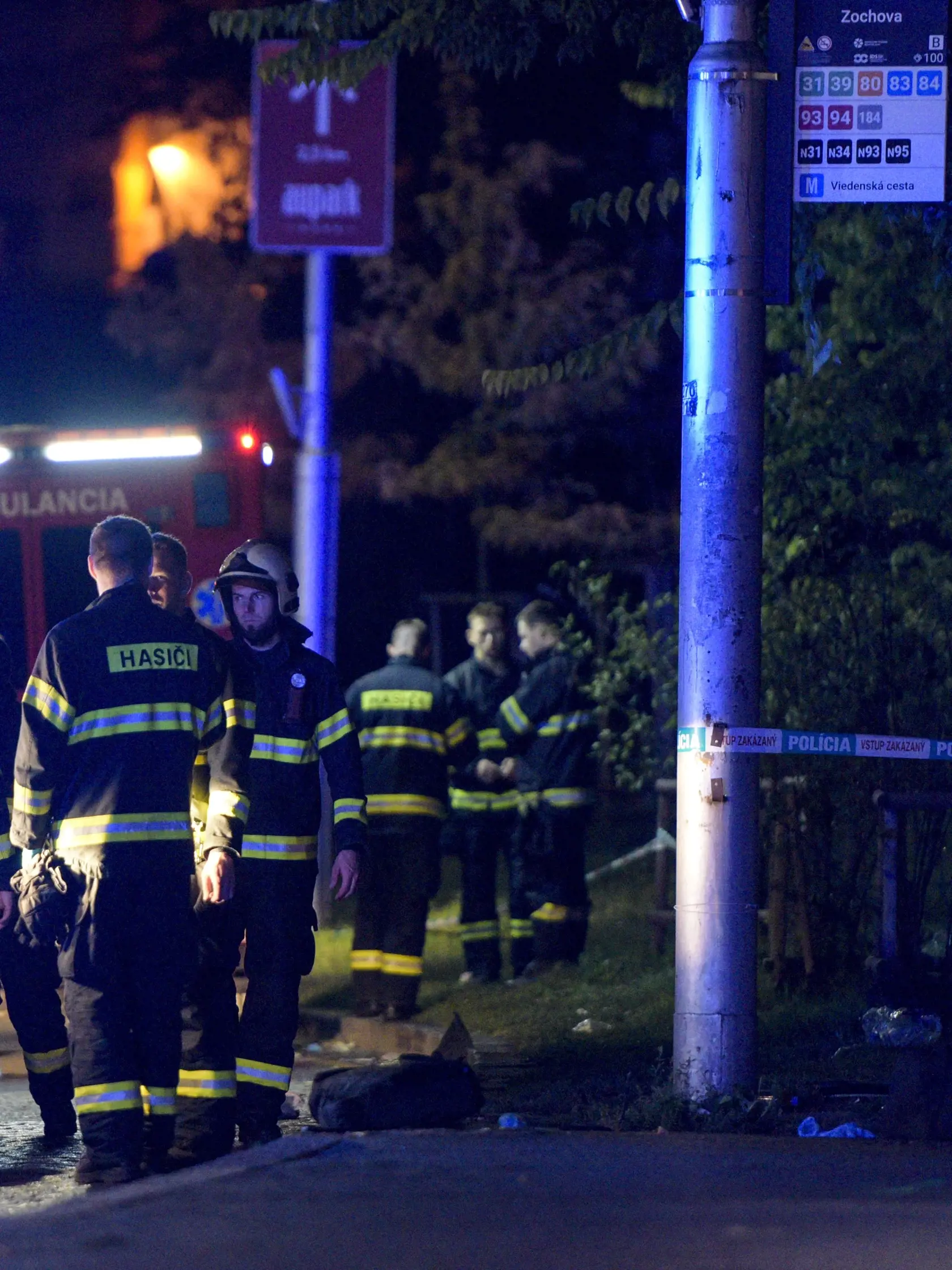 Na bratislavskej Zochovej ulici narazilo v nedeľu krátko po 22.15 h auto do zastávky mestskej hromadnej dopravy (MHD). Nehoda si podľa doterajších informácií vyžiadala štyroch mŕtvych a sedem zranených. Na snímke príslušníci Hasičského a záchranného zboru zasahujú na mieste dopravnej nehody na Zochovej ulici 2. októbra 2022 v Bratislave. FOTO TASR - Pavol Zachar